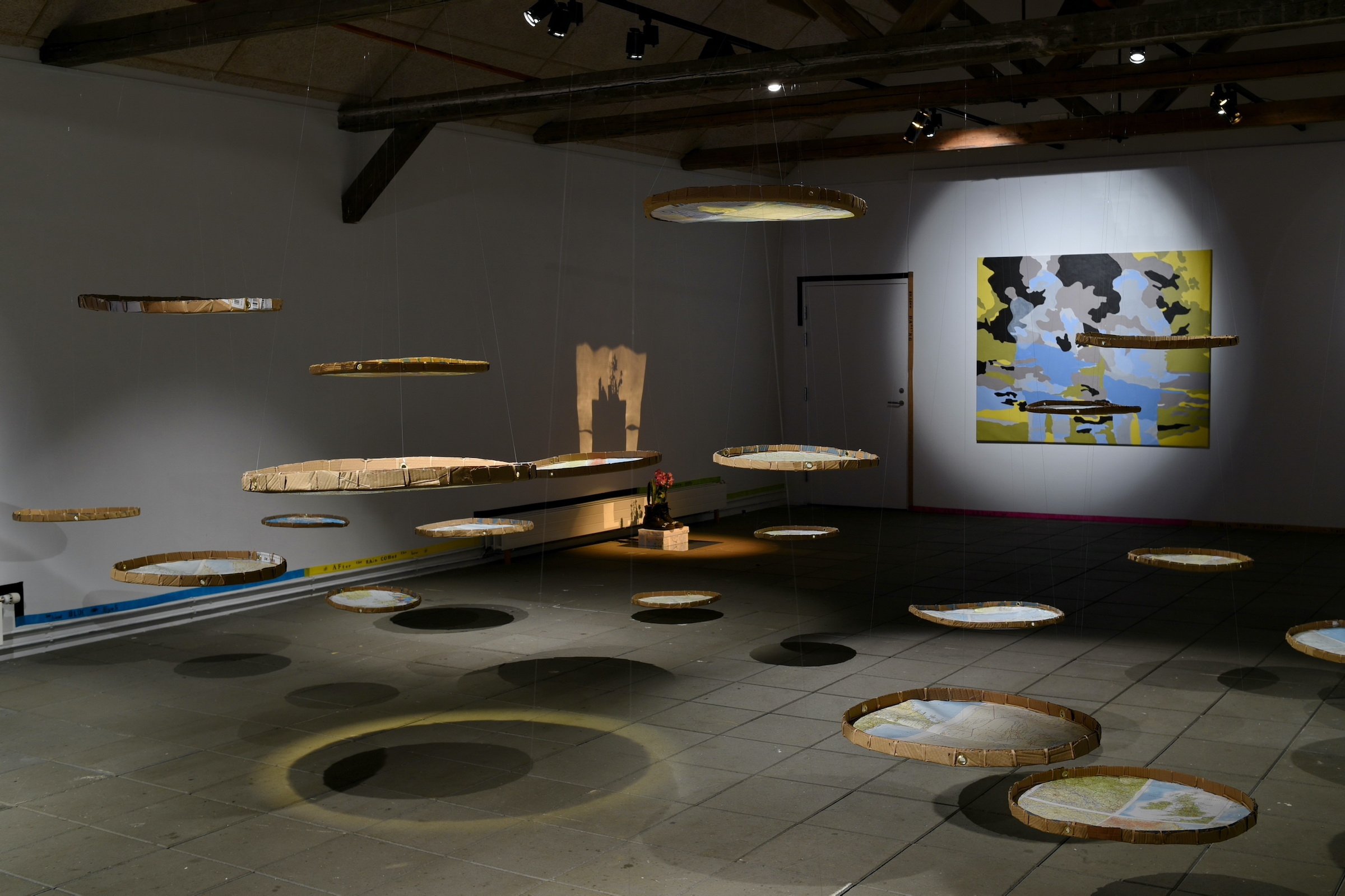 Amir Zainorin, <i>Cartologica aka The World in Nyiru</i>, karton/ atlas-sider/ spejle/ farvet akrylfilme/ tråde/ motor, 2025. Foto: Ole Jørgensen.<br />