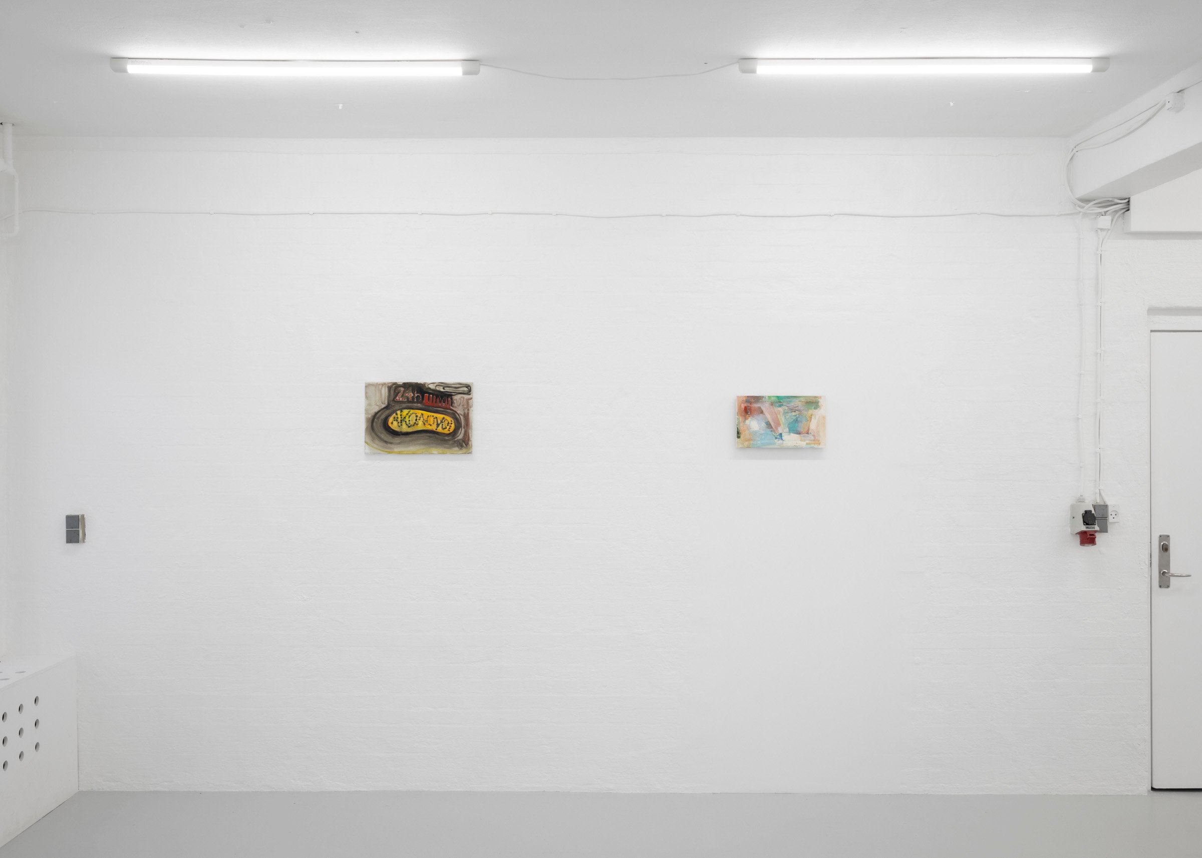 Zuzanna Bartoszek, ΑΚΟΛΟΥΘΙ (Follow Me), 2025; Sofia Defino Leiby, Untitled (La Esquina), 2021 - 2022 (courtesy of the artist and Sweetwater, Berlin) Foto: Malle Madsen