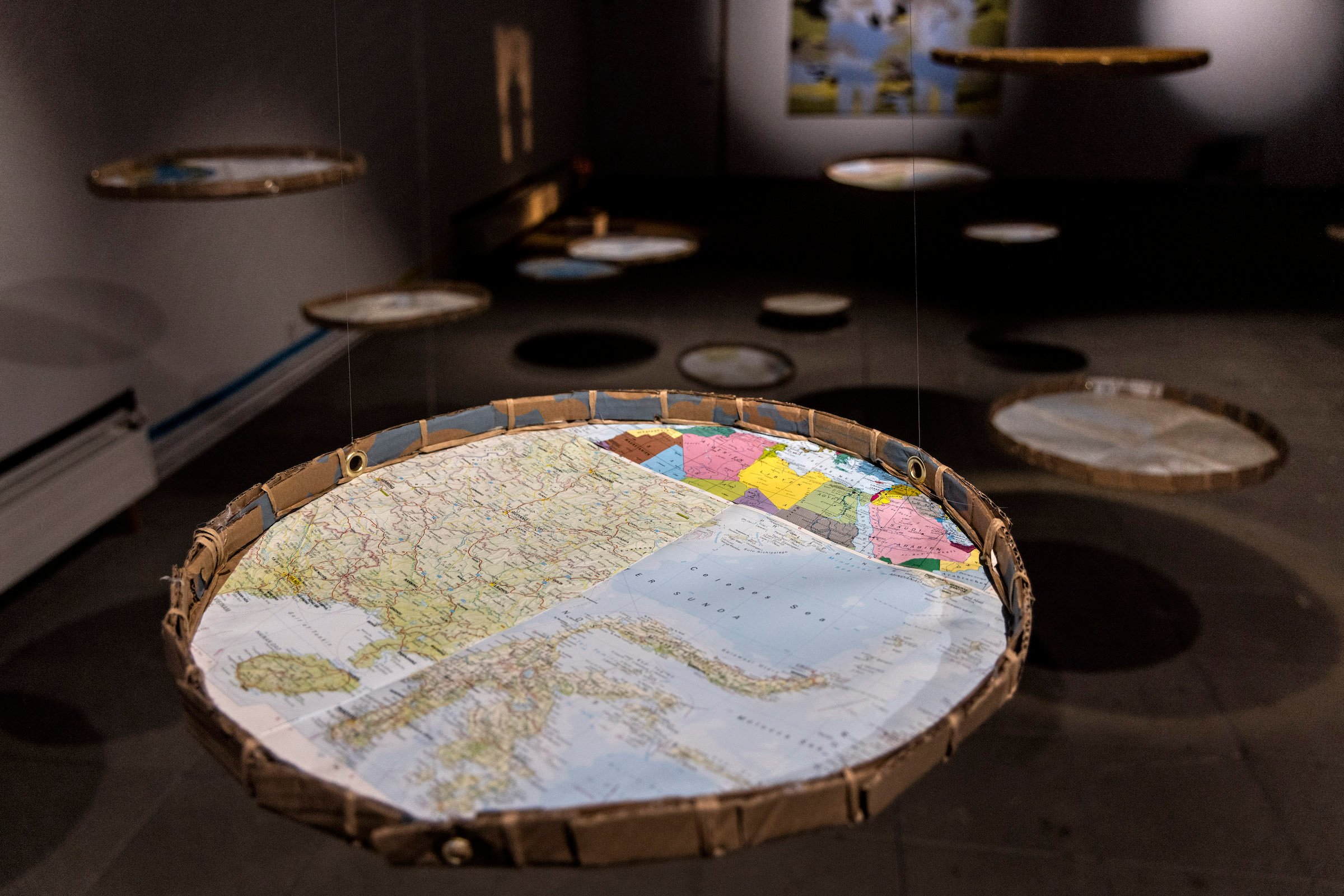 Detalje: Amir Zainorin, Cartologica aka The World in Nyiru, karton/ atlas-sider/ spejle/ farvet akrylfilme/ tråde/ motor, 2025. Foto: Tom Laursen.