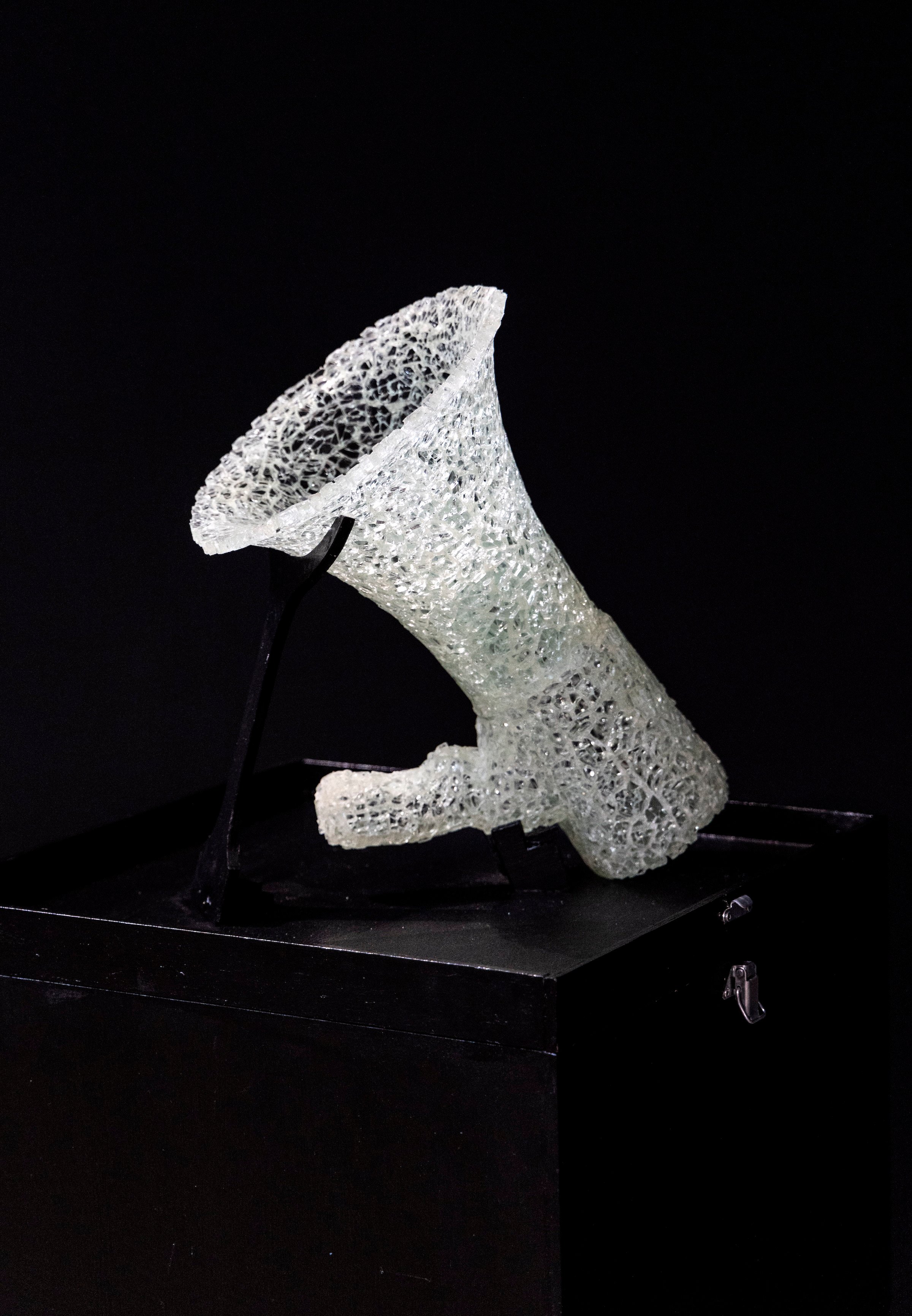 Kaisa Luukkonen, LIMA 21/01/2023. Sikkerhedsglas/ silikonelim/ krydsfiner, 40 x 34 x 37 cm, 2023. Foto: Tom Laursen.