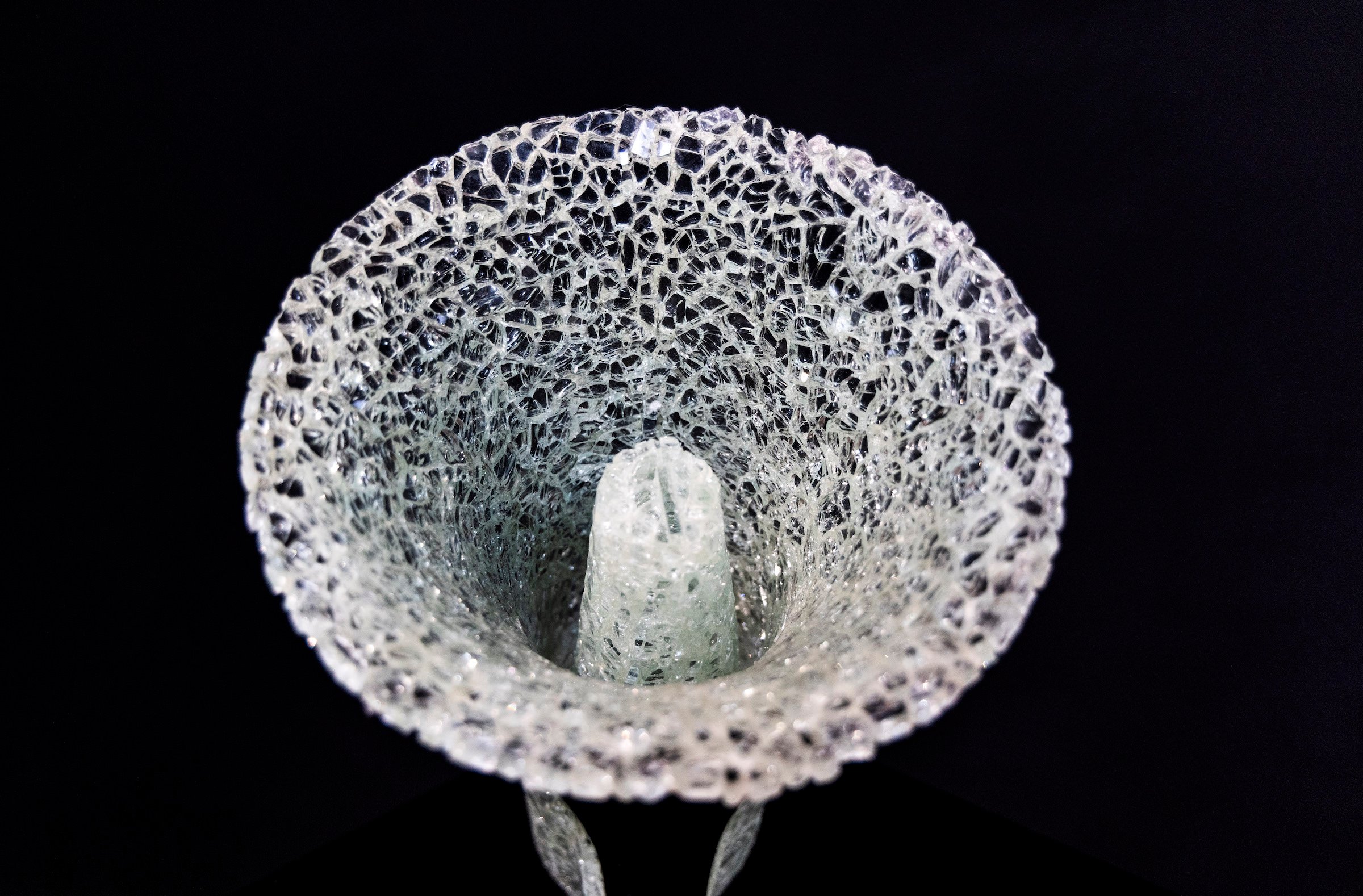 Detalje: Kaisa Luukkonen, LIMA 21/01/2023. Sikkerhedsglas/ silikonelim/ krydsfiner, 40 x 34 x 37 cm, 2023. Foto: Tom Laursen.