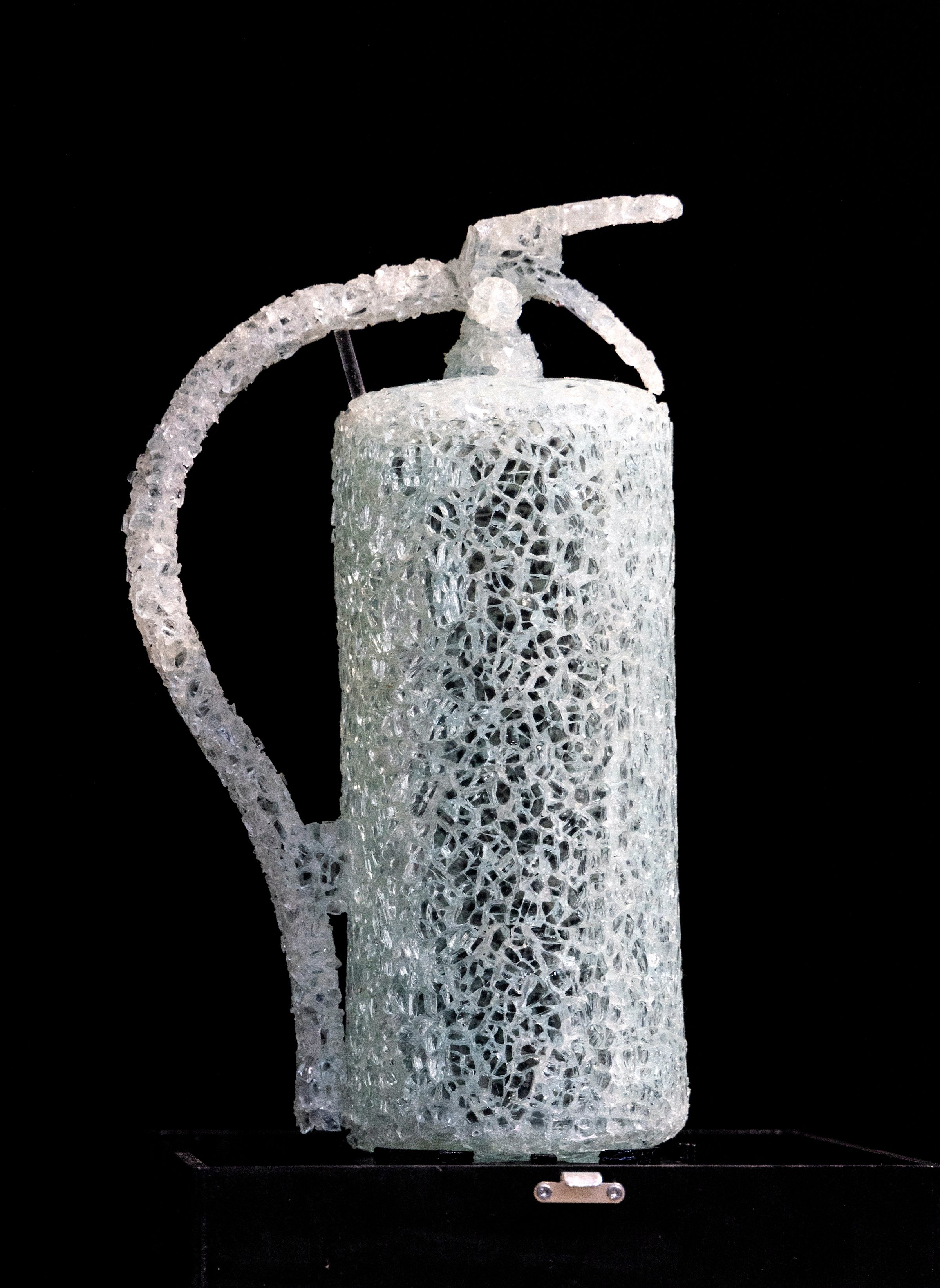 Kaisa Luukkonen, HIGH WYCOMB 09/05/2025. Sikkerhedsglas/ silikonelim/ krydsfiner, 34 x 44 x 16 cm, 2025. Foto: Tom Laursen.