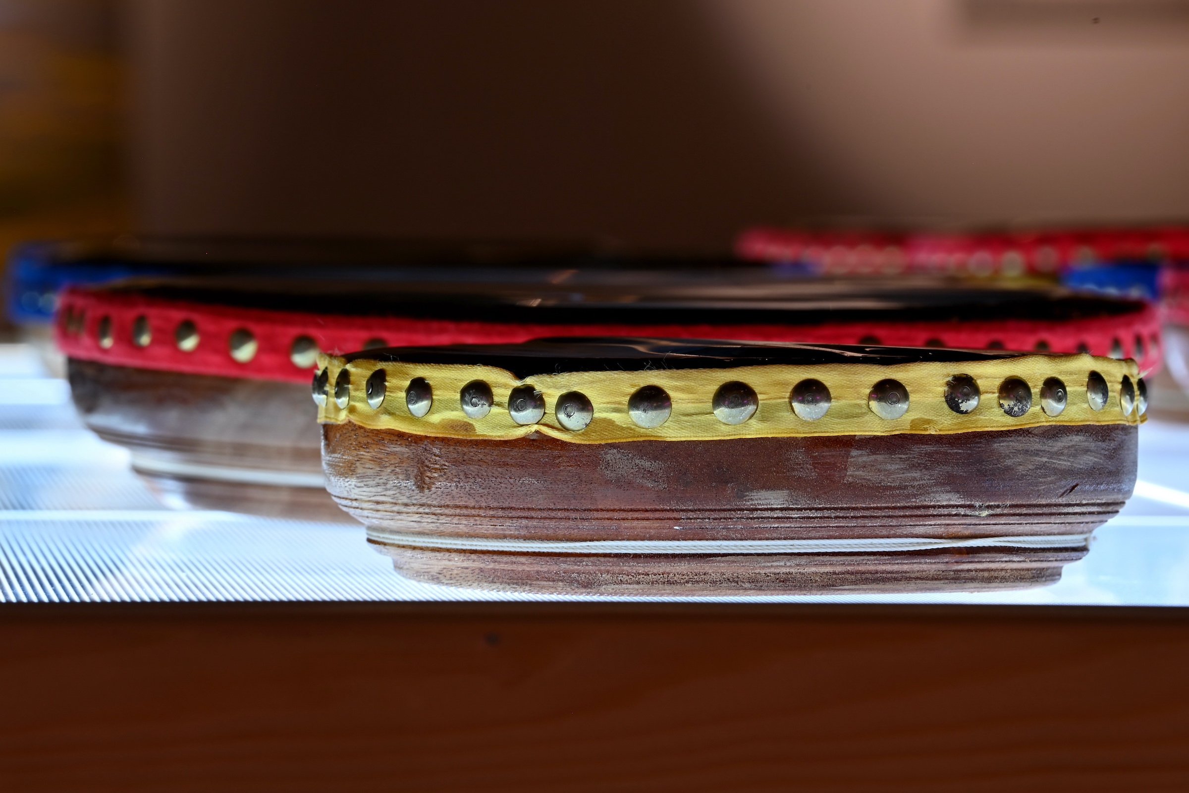 Detalje: Amir Zainorin, The Rhythm of Identity: A Cultural Laboratory of Percussion and Memory, træ/ røntgenfilm/ tekstil/ lyskasse, 2024. Foto: Ole Jørgensen.