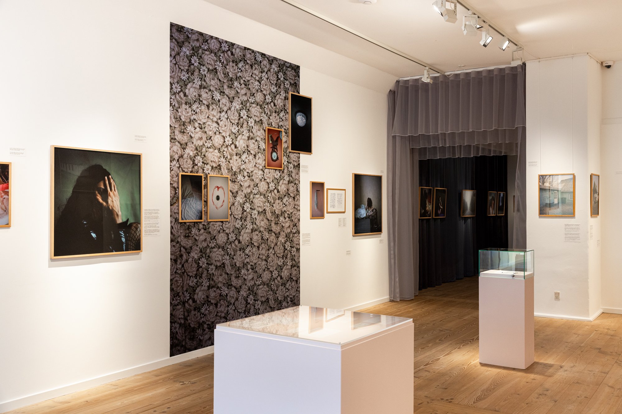 Udstillingen You still don’t know my name af Louise Herrche Serup og Sarah Hartvigsen Juncker. KØN - Gender Museum Denmark. Foto: Tobias Nicolai