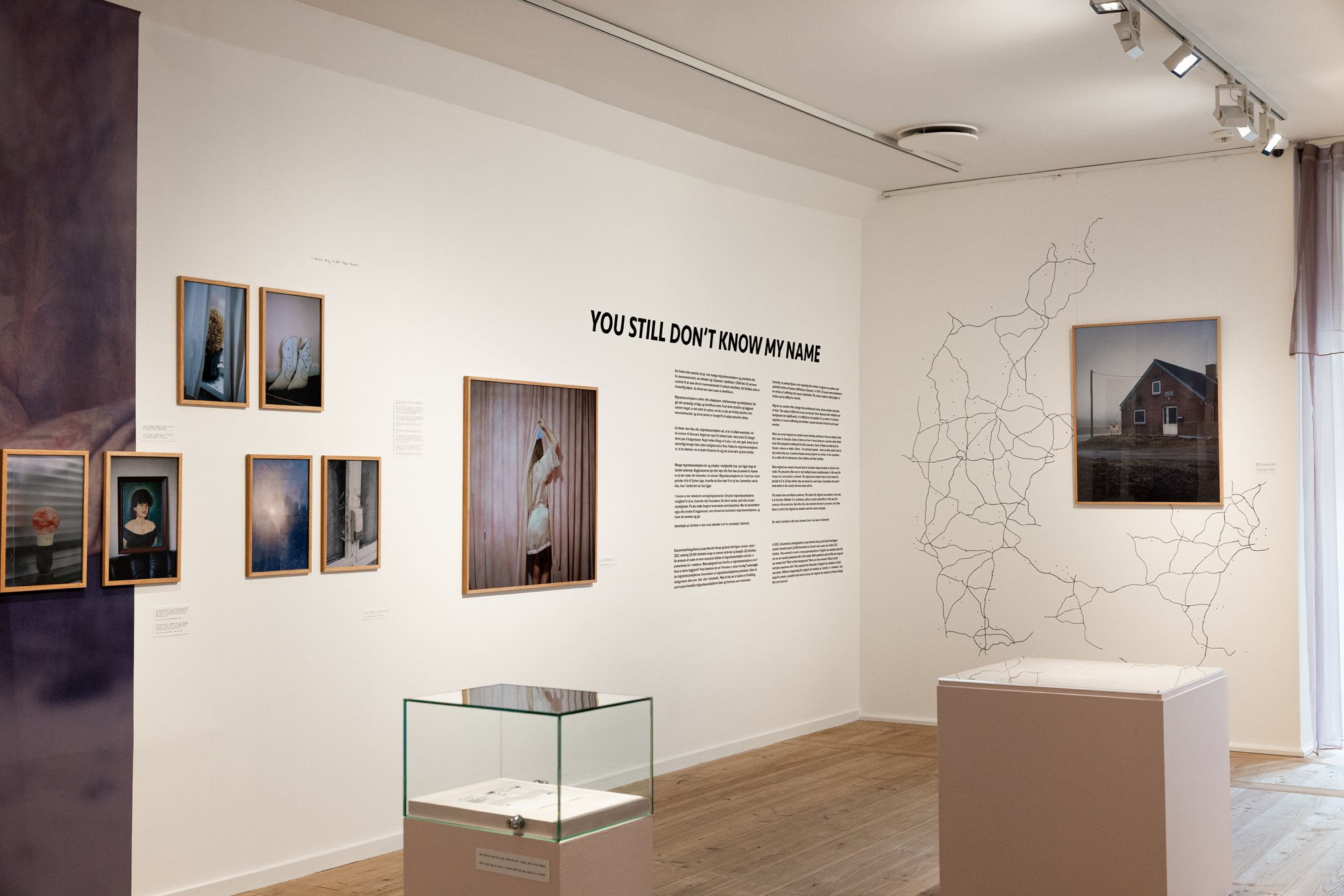 Udstillingen You still don’t know my name af Louise Herrche Serup og Sarah Hartvigsen Juncker. KØN - Gender Museum Denmark. Foto: Tobias Nicolai