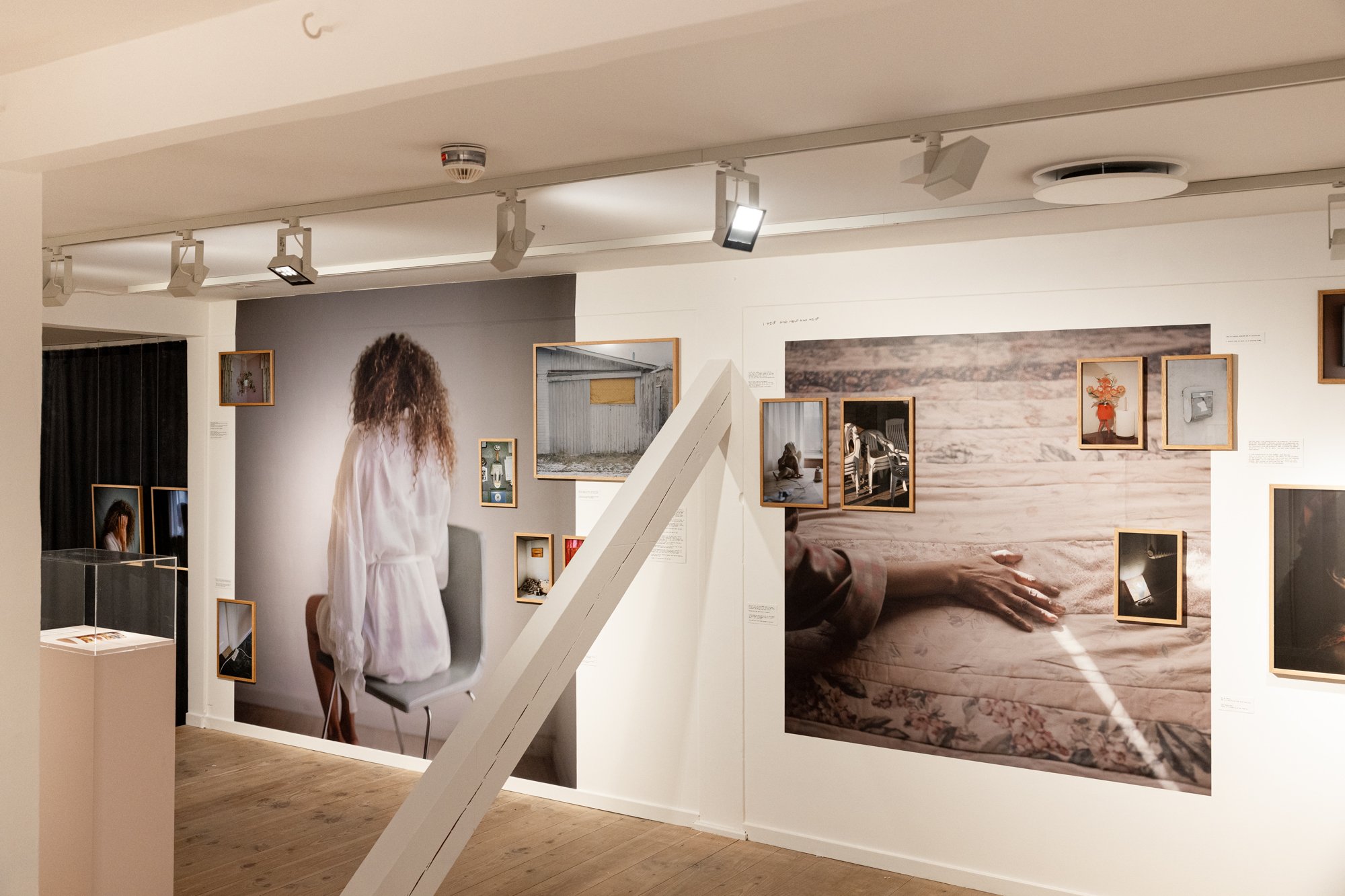 Udstillingen You still don’t know my name af Louise Herrche Serup og Sarah Hartvigsen Juncker. KØN - Gender Museum Denmark. Foto: Tobias Nicolai