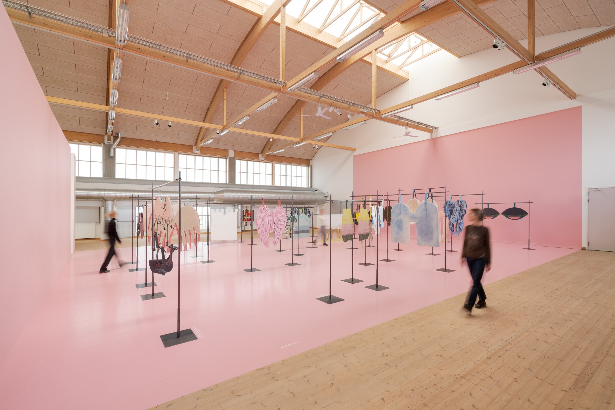 Hannah Toticki: <i>Gudernes Lager</i>. Installationsfoto fra soloudstiling på Copenhagen Contemporary. Foto: David Stjernholm.