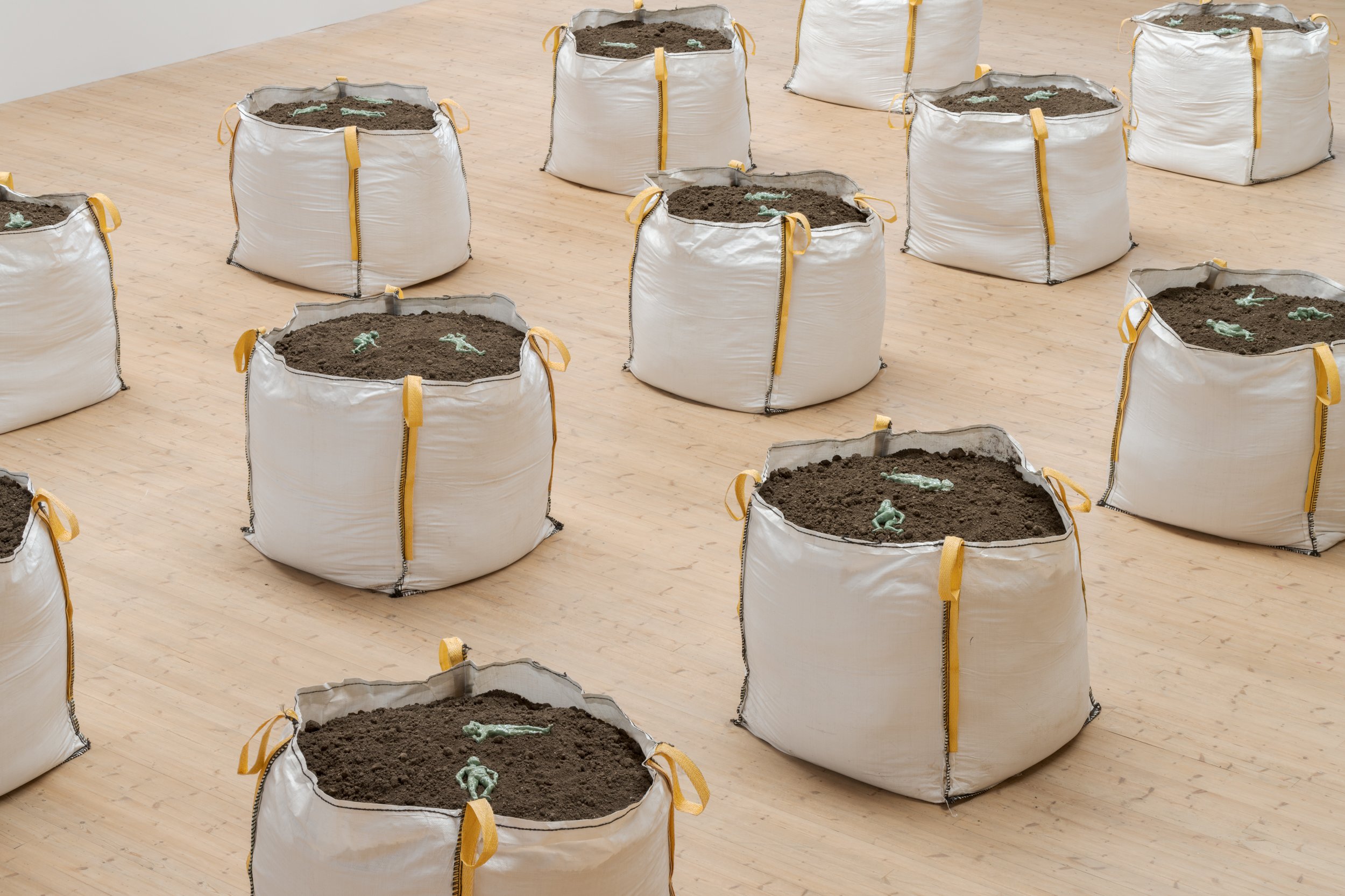 Hannah Toticki: <i>Gudernes Lager</i>. Installationsfoto fra soloudstiling på Copenhagen Contemporary. Foto: David Stjernholm.