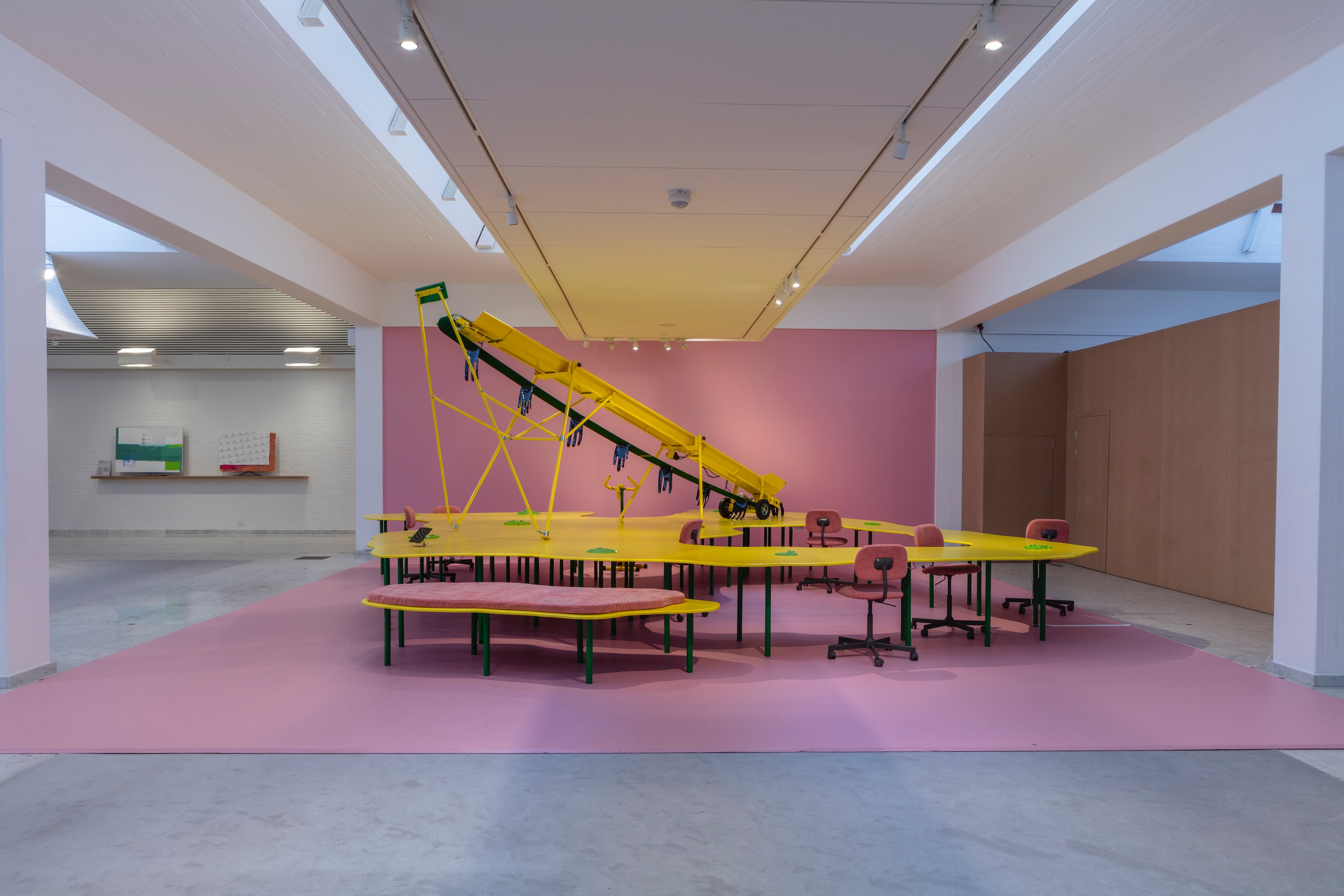 Hannah Toticki: <i>RE_RE_RE_RE_RE_RE</i>. Installationsfoto fra udstillingen <i>Work It Out</i> på Kunsten Aalborg. Foto: Toticki Studio.