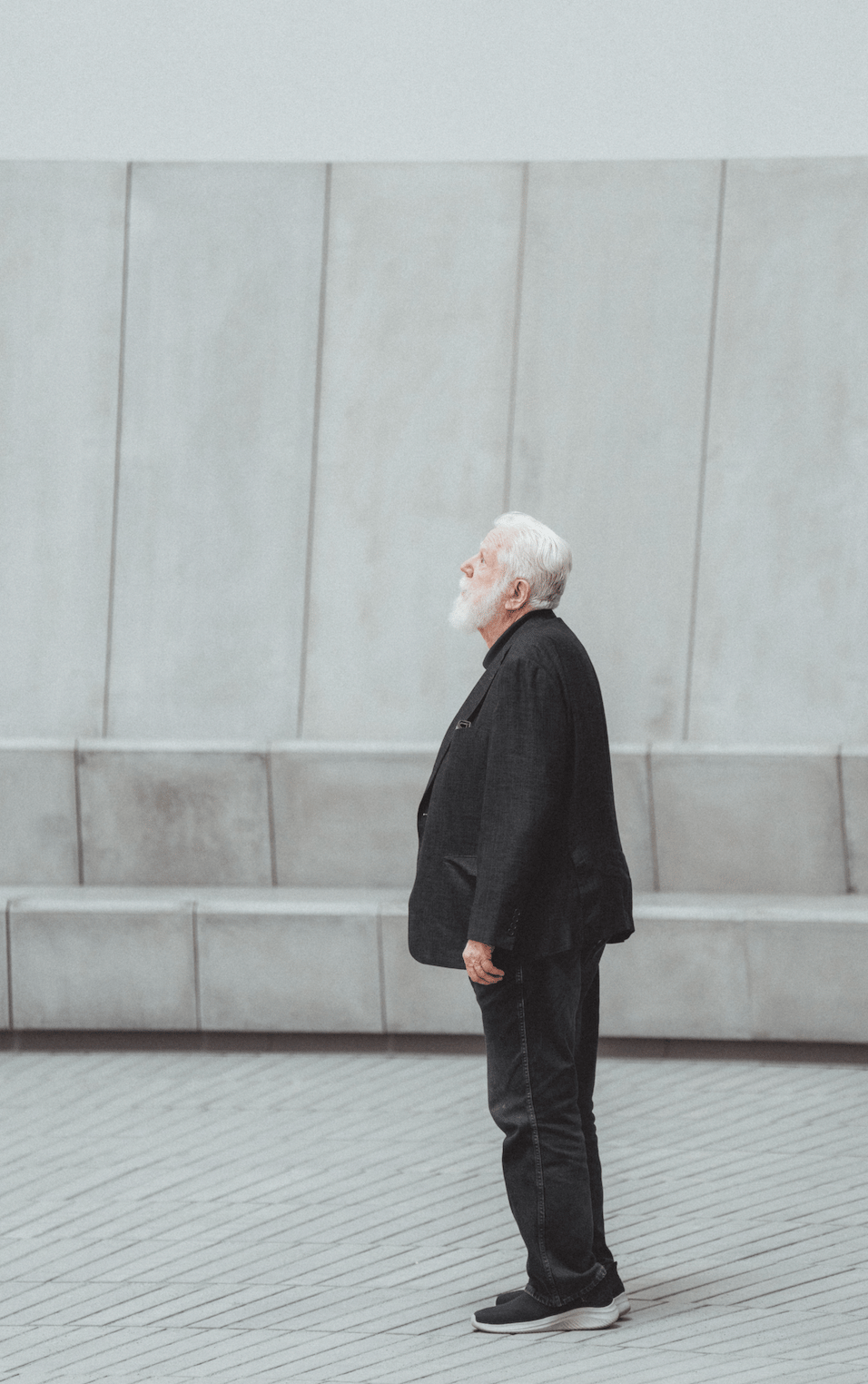 James Turrell stående i, As Seen Below. Taget i forbindelse med James Turrells besøg i Aarhus, juni 2025. Foto Mads Smidstrup - ARoS