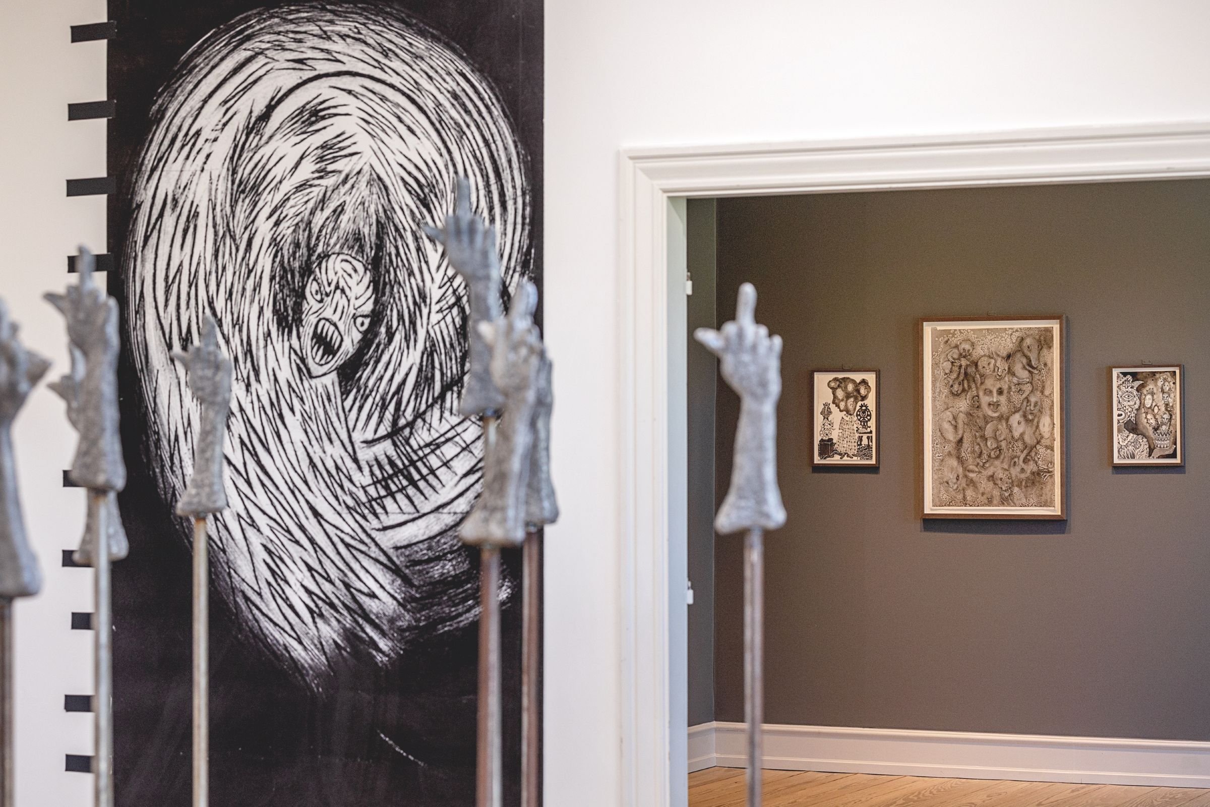  Julie Nord, <i>Gråzone</i> (2015-2016), udvalgte værker og Sahar Jamili, <i>What the Hell</i> (2025), udsnit. Foto: Frida Gregersen