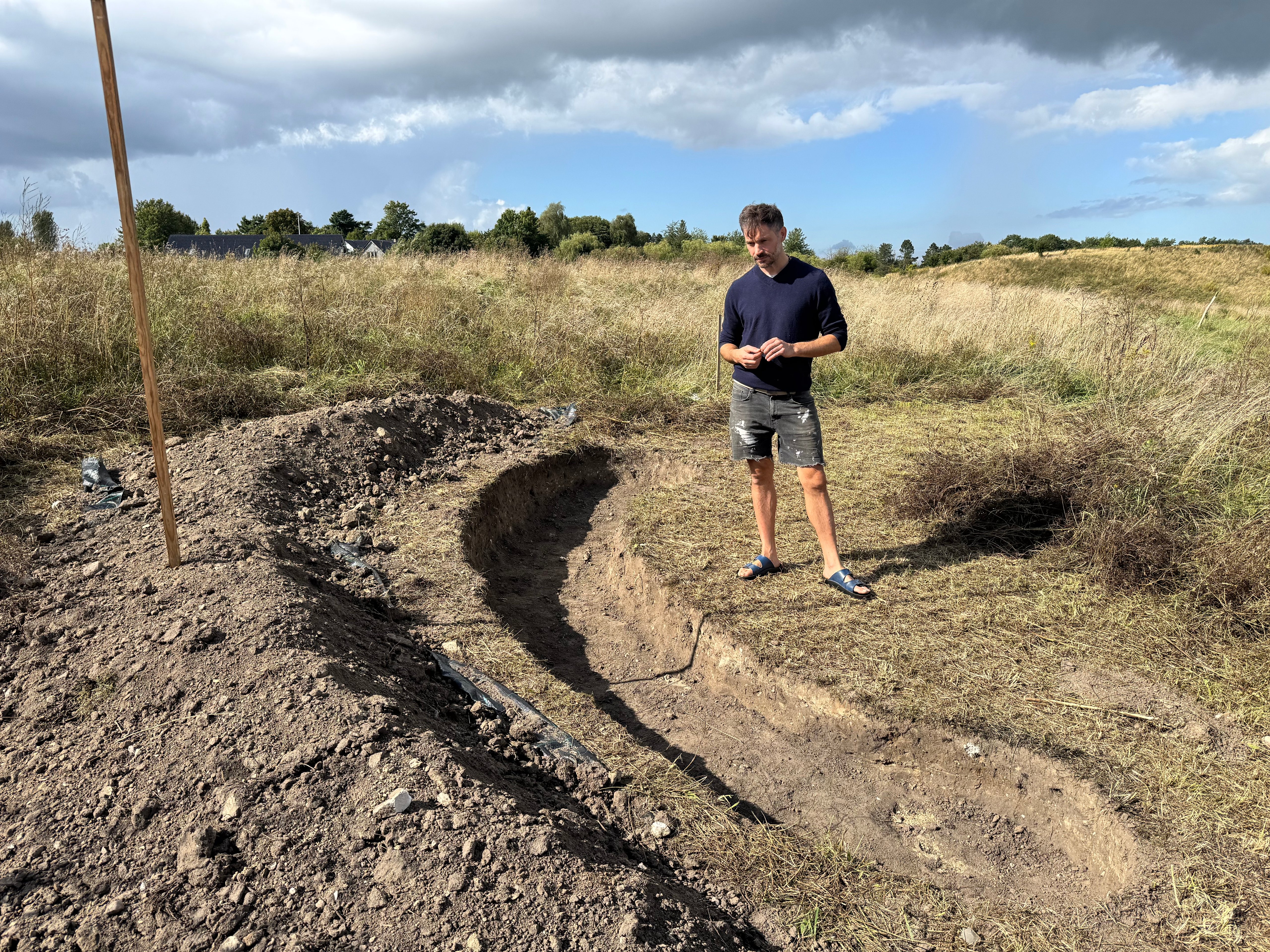 Karl Jonathan Sandegård ved udgravningen til murens fundament. Foto: Jan Falk Borup