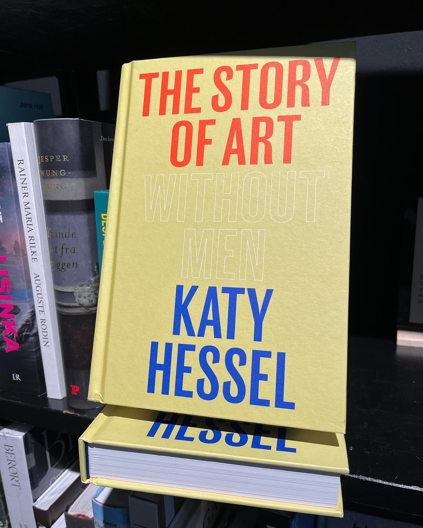 Omslag til den engelske udgave af Katy Hessels bog <i>Kunstens historie uden mænd</i>