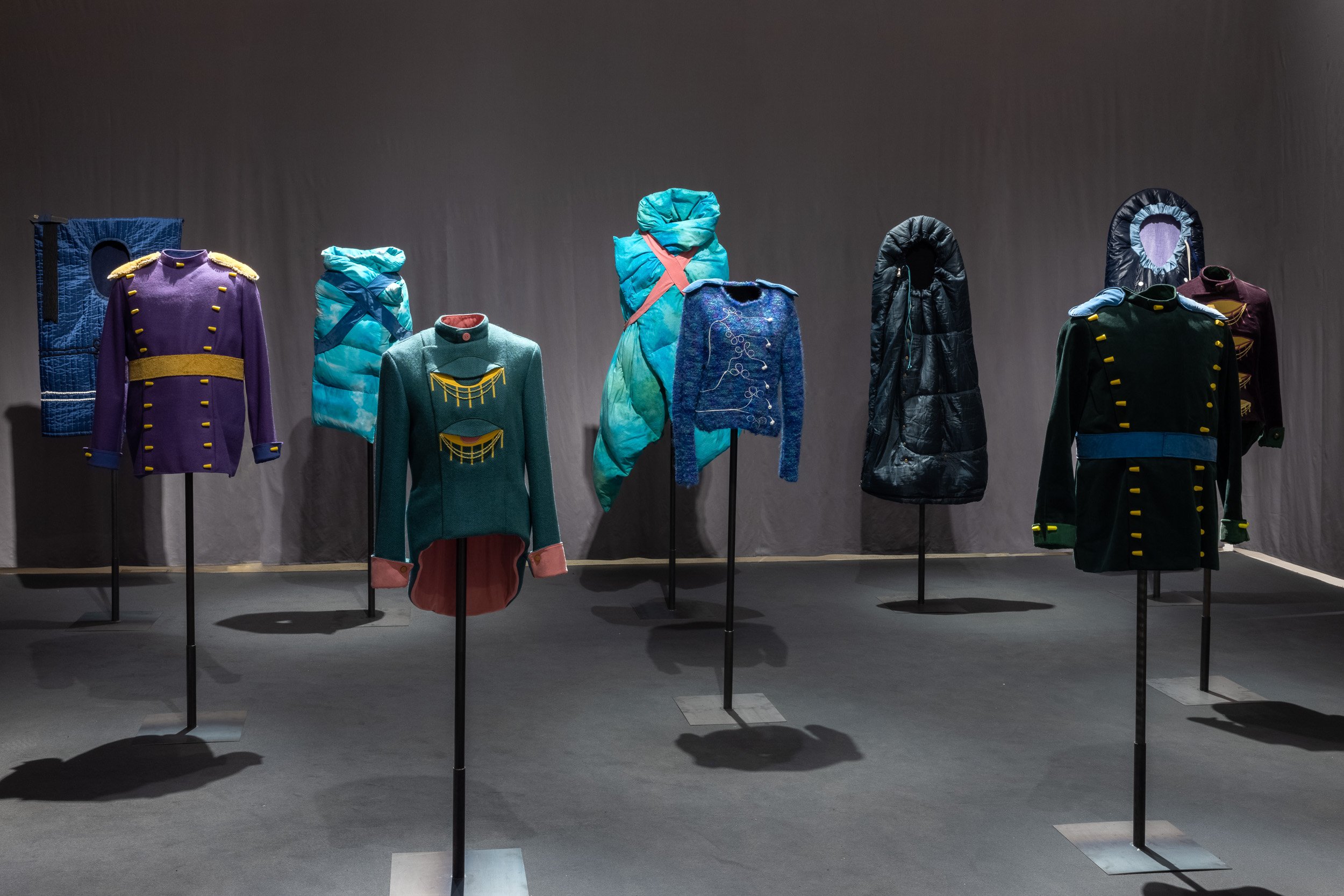 Hannah Toticki: <i>Sleepwalkers</i>. Installationsfoto fra soloudstillingen <i>EVERYTHING, EVERYWHERE, ALL THE TIME</i> på National Museum of Contemporary Art, Athen. Foto: Paris Travitian.