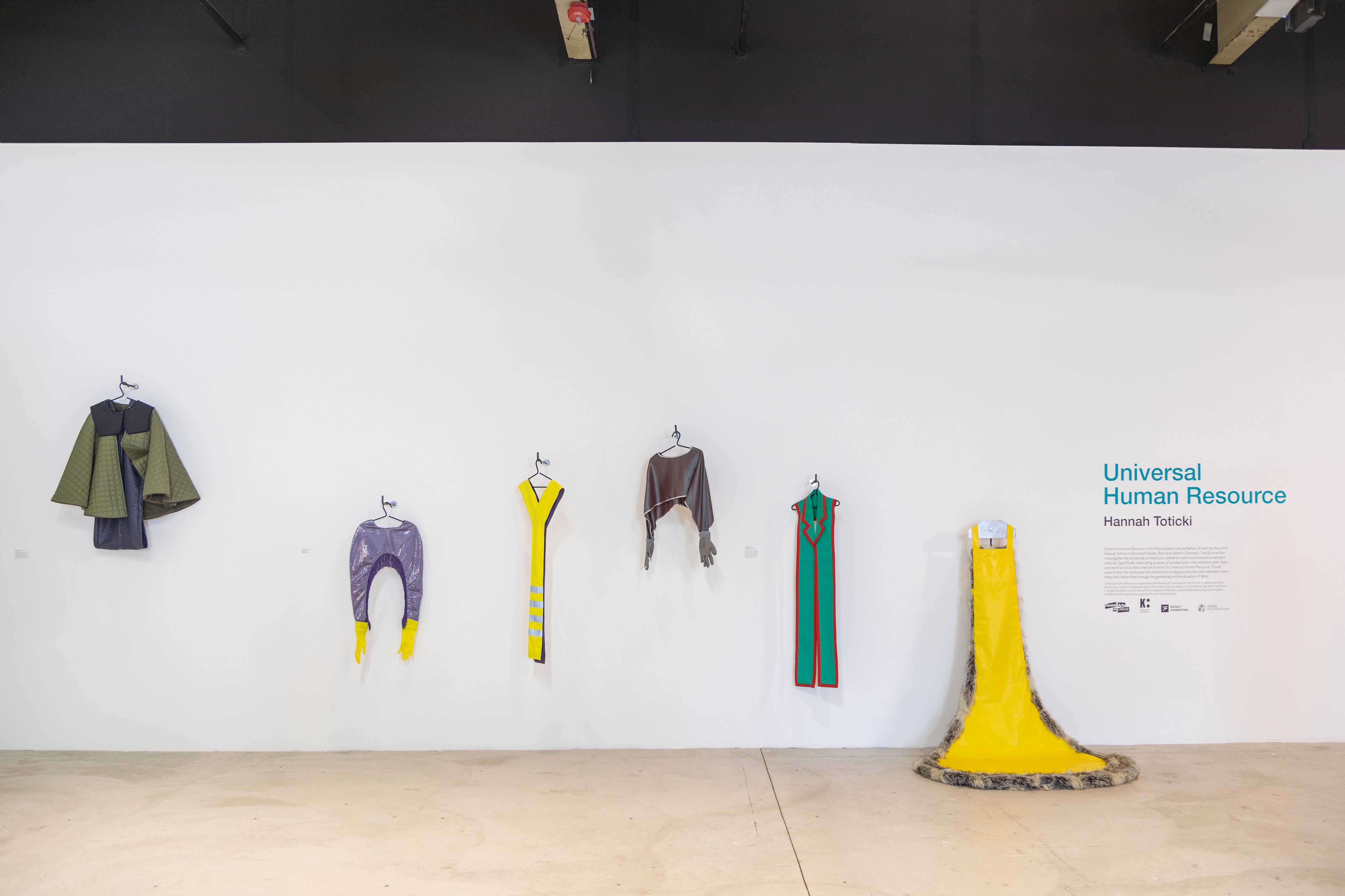 Hannah Toticki: <i>Universal Human Resource</i>. Installationsfoto fra soloudstilling på MOCAD - Museum of Modern Art Detroit. ©Hannah Toticki.