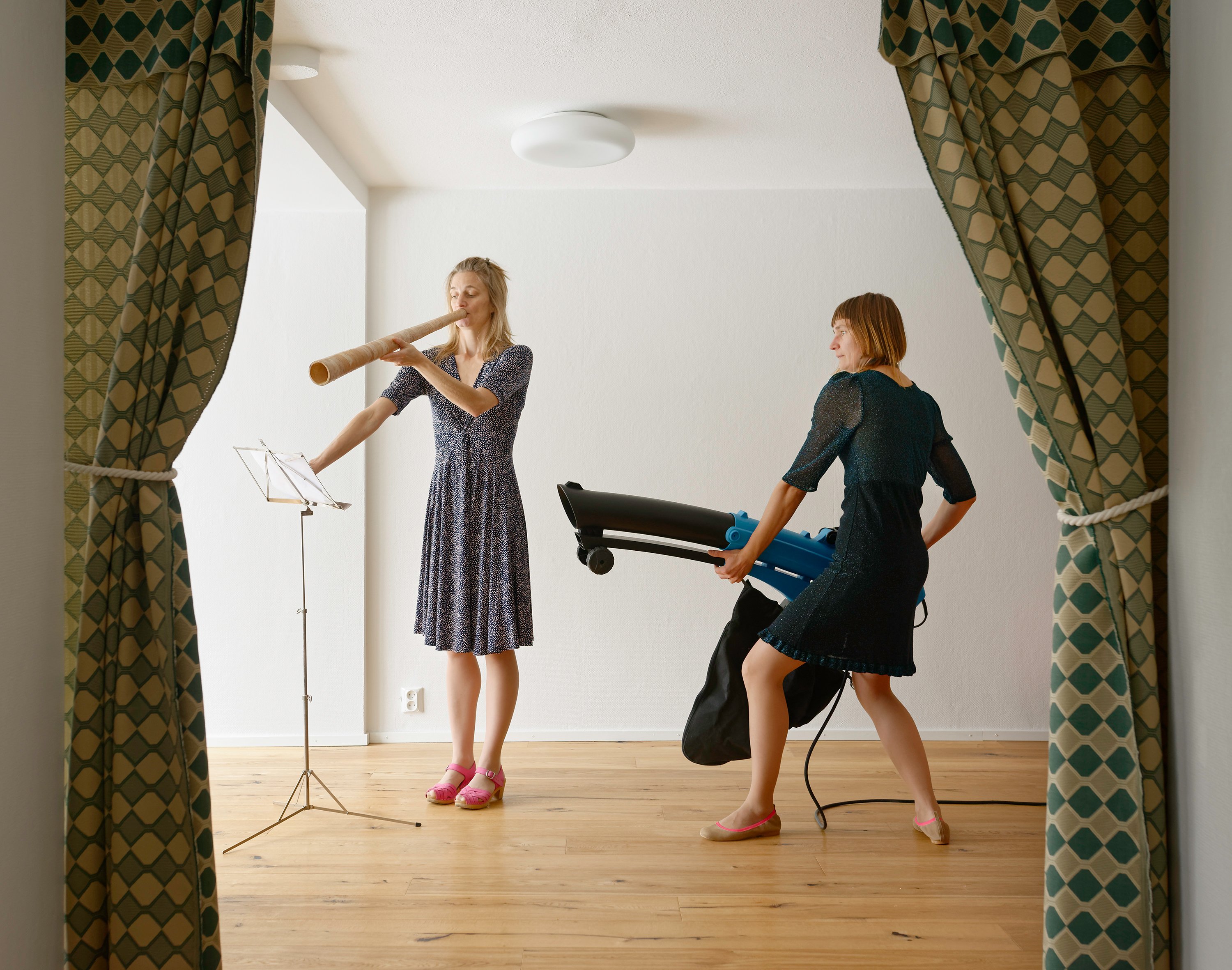 Elina Brotherus: <i>Wind Music</i>, 2016. After Mieko Shiomi, Wind Music, Fluxversion I, 1963. © Ilena Brotherus og Martin Asbæk Gallery