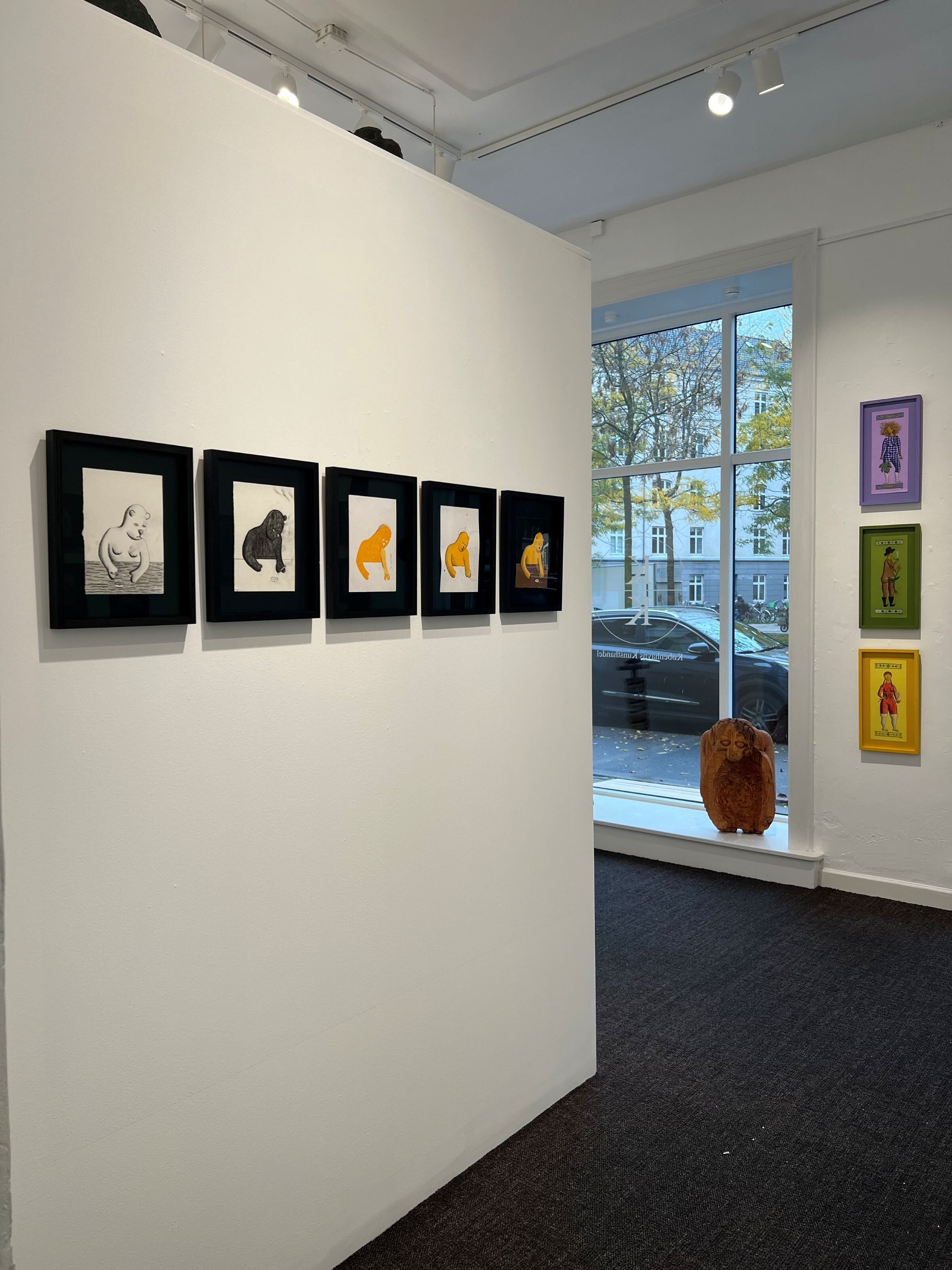 Mette Rasmussen udstilling Vrangagtige billeder på Københavns Kunsthandel, 2025. Installationsfoto: Københavns Kunsthandel