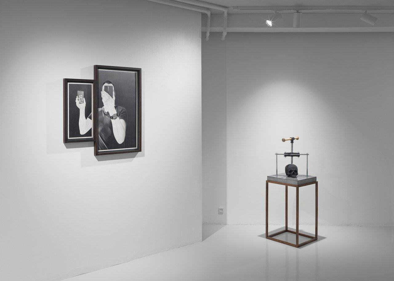 Installationsview IN THE BLIND SPOT OF THE SUN af Michael Würtz Overbeck på Formation Gallery, 2025. Foto: Sofus Graae