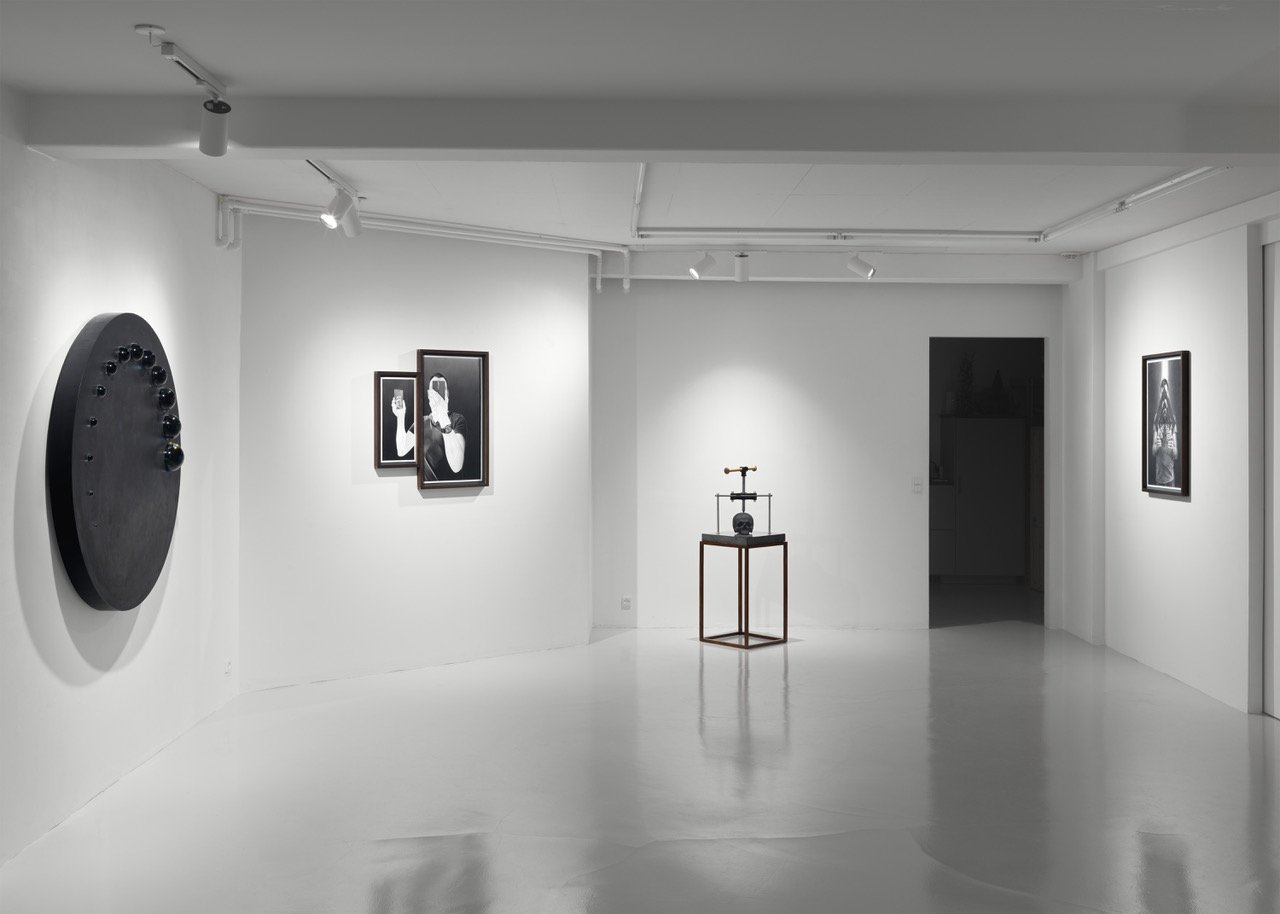 Installationsview IN THE BLIND SPOT OF THE SUN af Michael Würtz Overbeck på Formation Gallery, 2025. Foto: Sofus Graae