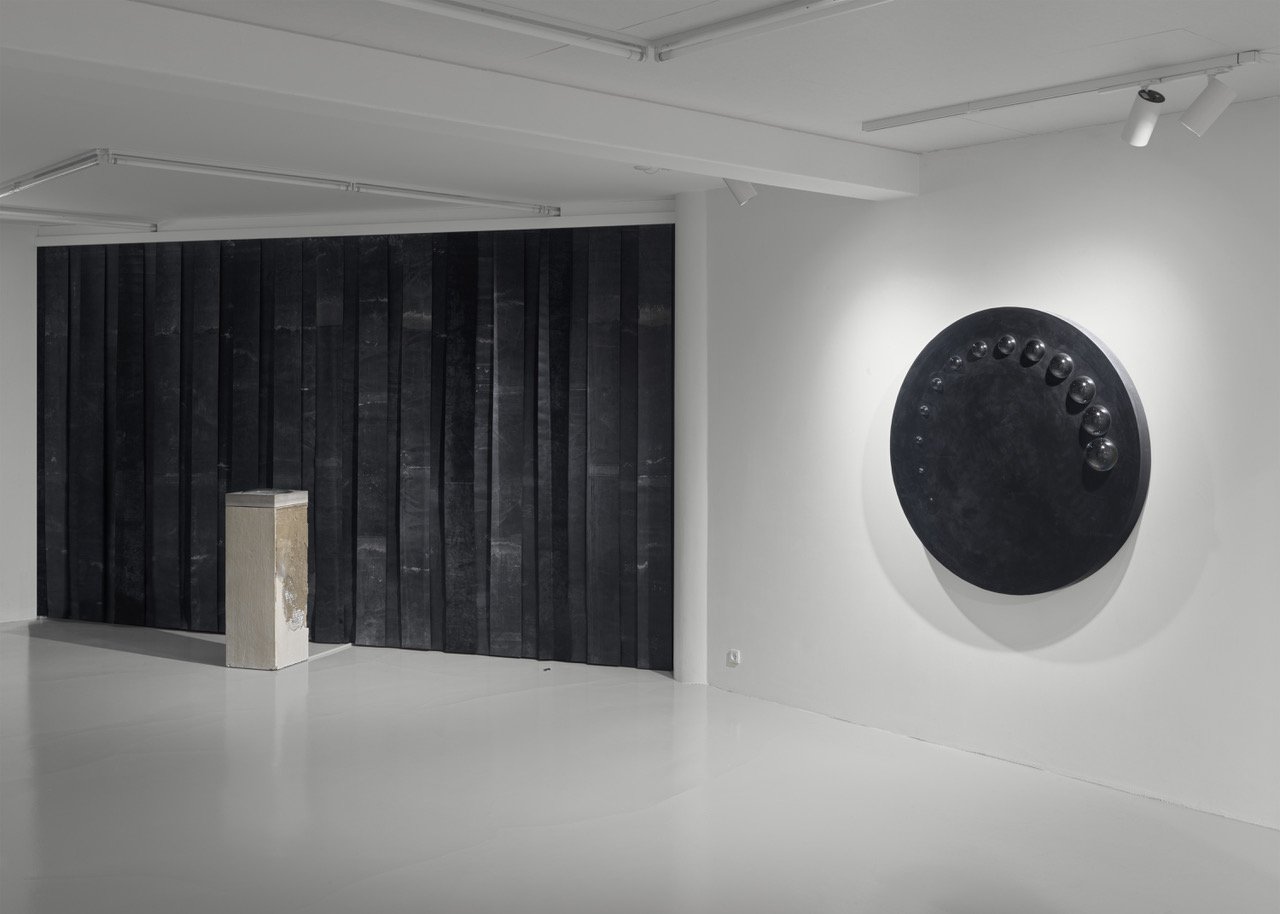 Installationsview IN THE BLIND SPOT OF THE SUN af Michael Würtz Overbeck på Formation Gallery, 2025. Foto: Sofus Graae