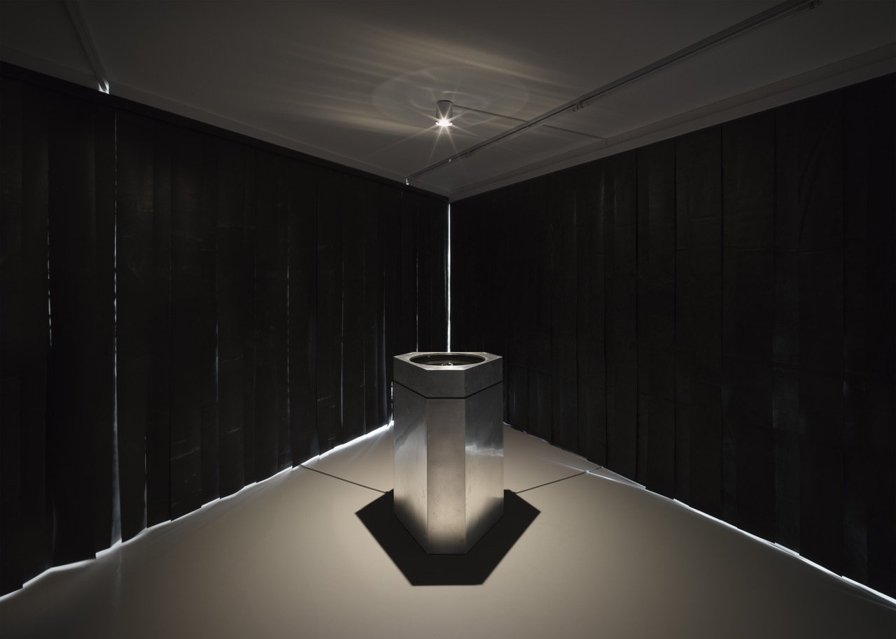 Installationsview IN THE BLIND SPOT OF THE SUN af Michael Würtz Overbeck på Formation Gallery, 2025. Foto: Sofus Graae