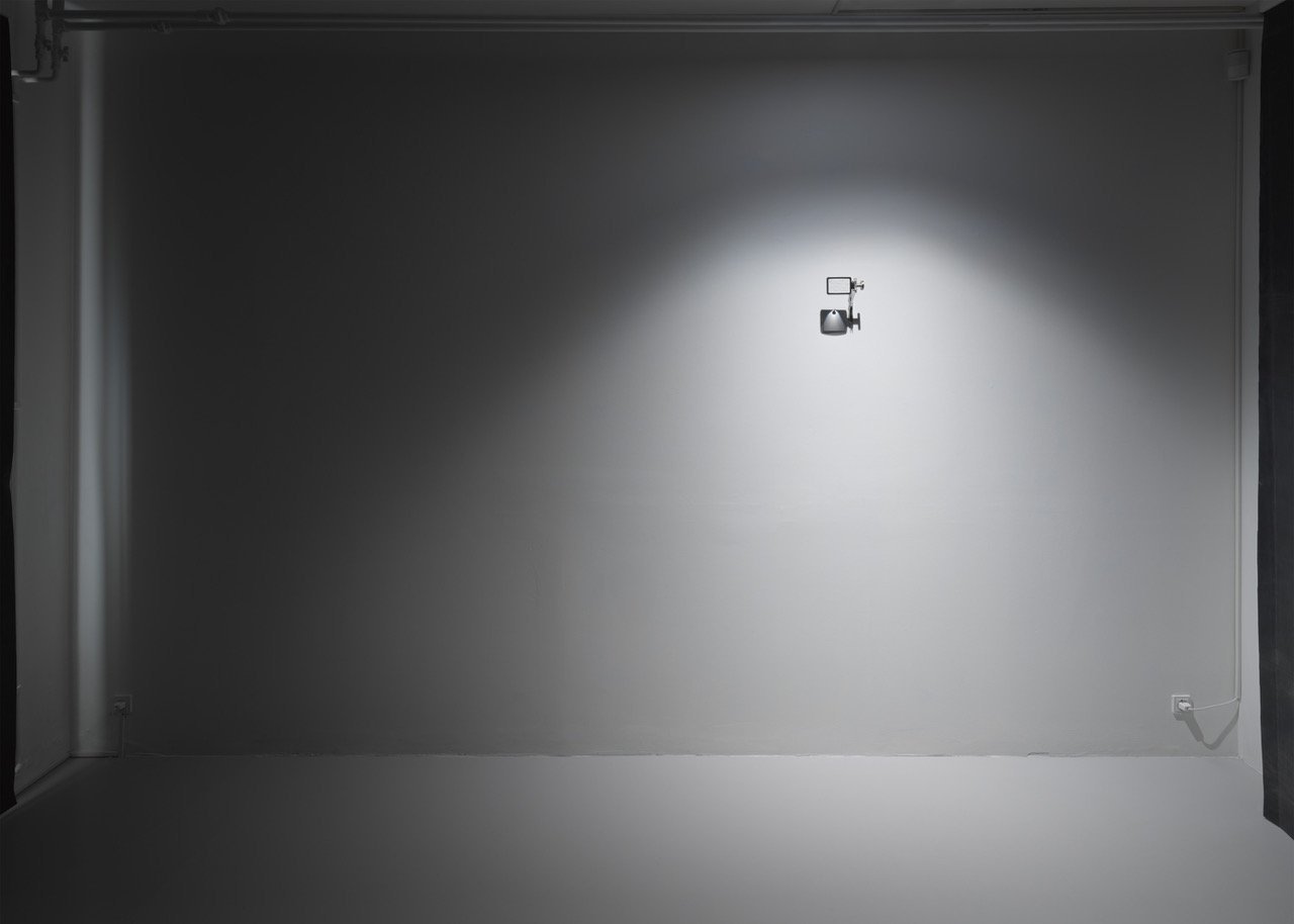 Installationsview IN THE BLIND SPOT OF THE SUN af Michael Würtz Overbeck på Formation Gallery, 2025. Foto: Sofus Graae