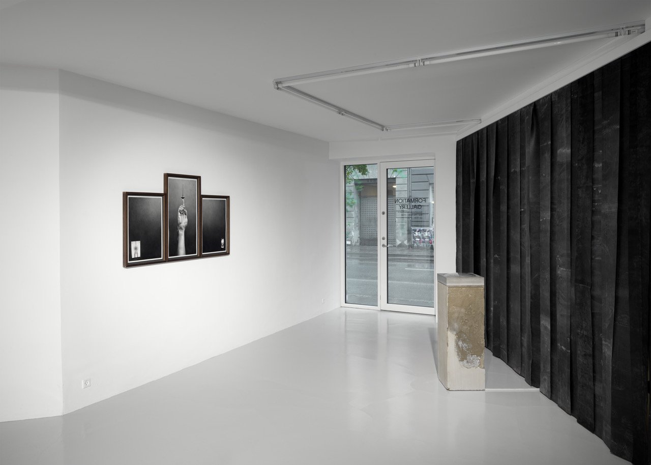 Installationsview IN THE BLIND SPOT OF THE SUN af Michael Würtz Overbeck på Formation Gallery, 2025. Foto: Sofus Graae