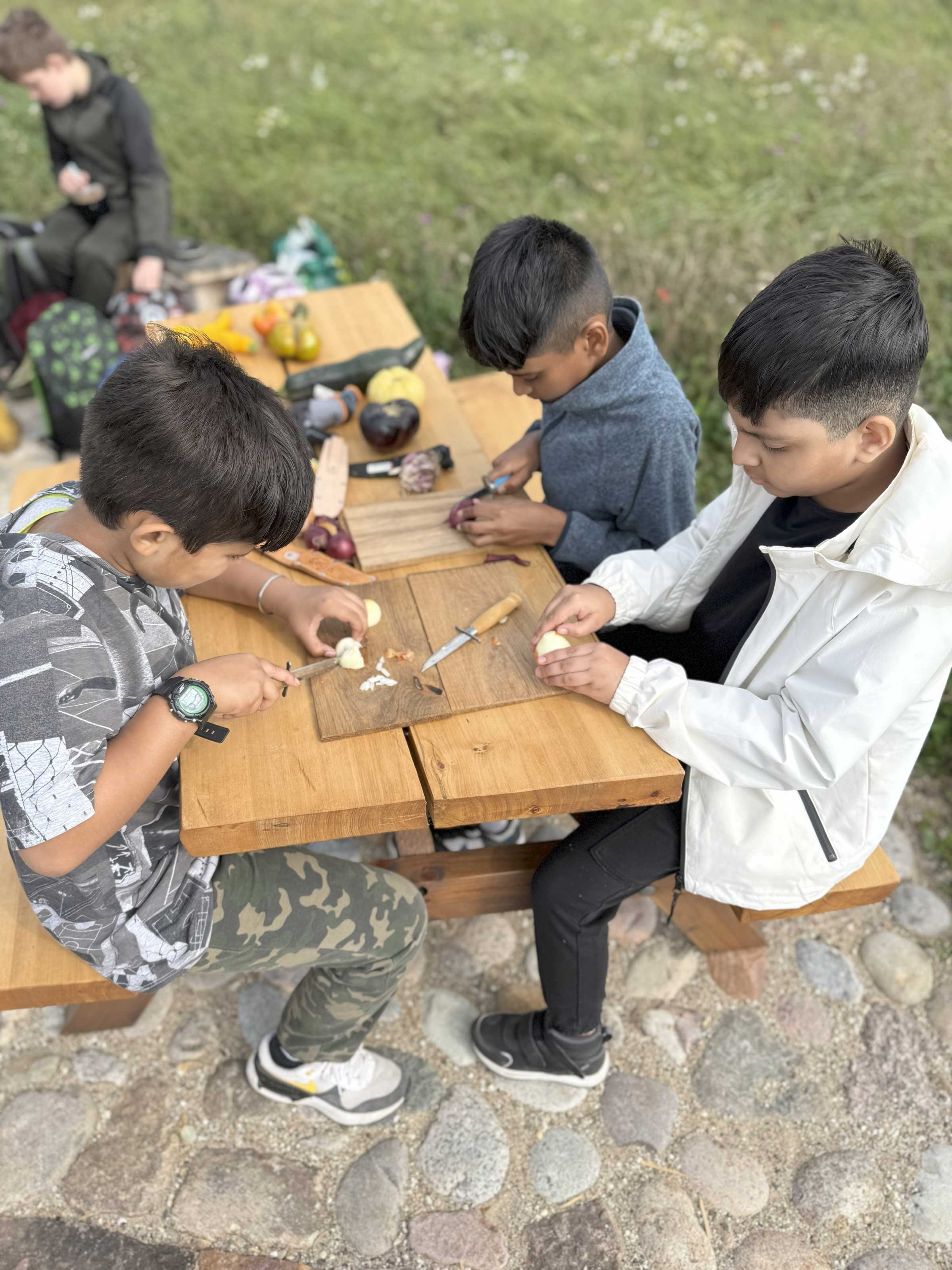 Skoleelever skærer grønsager ud. Foto: Lauren Megarry