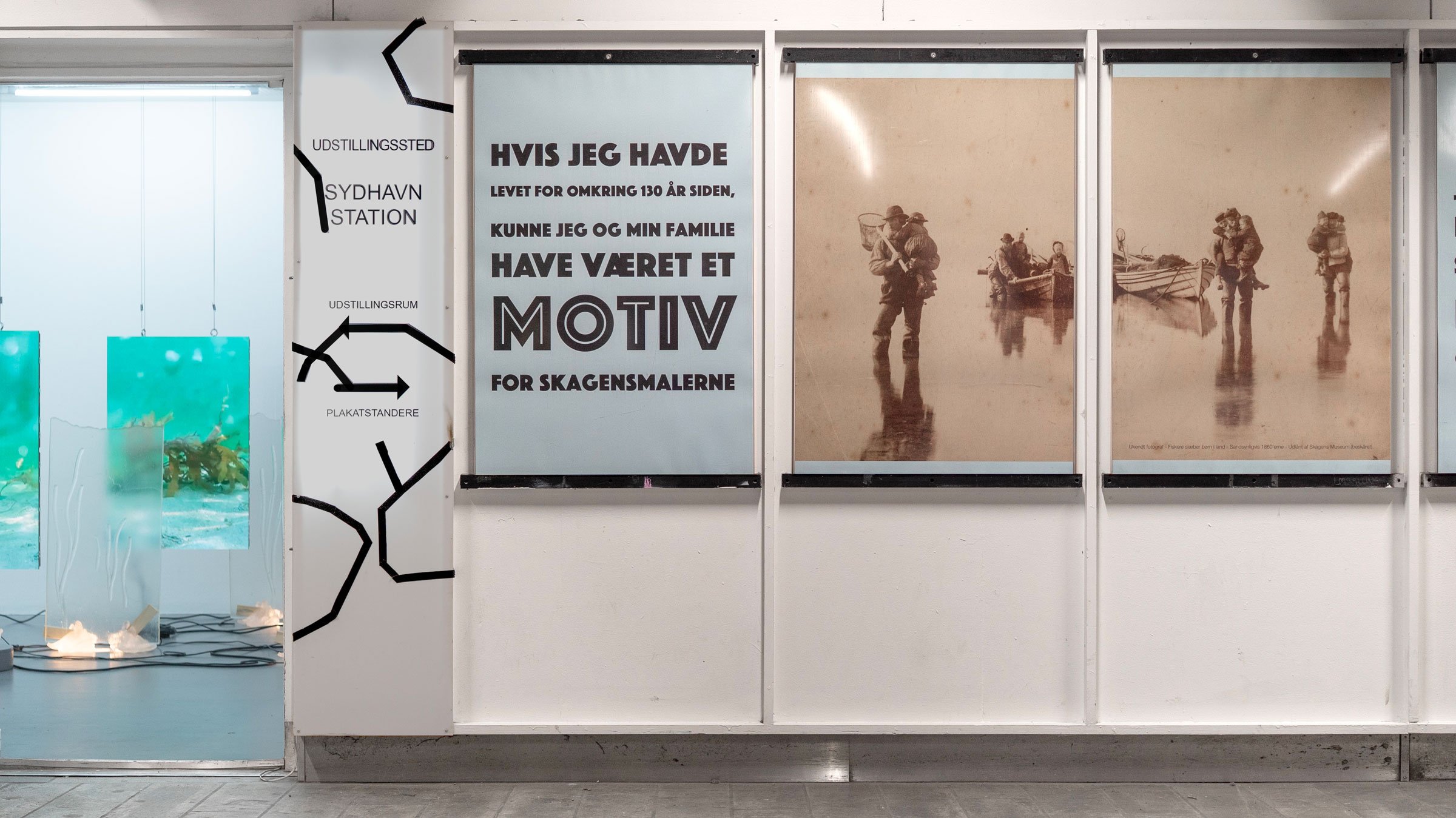 Indgang og udsnit af plakatfrise <i>Lys, skygge og lækage</i>