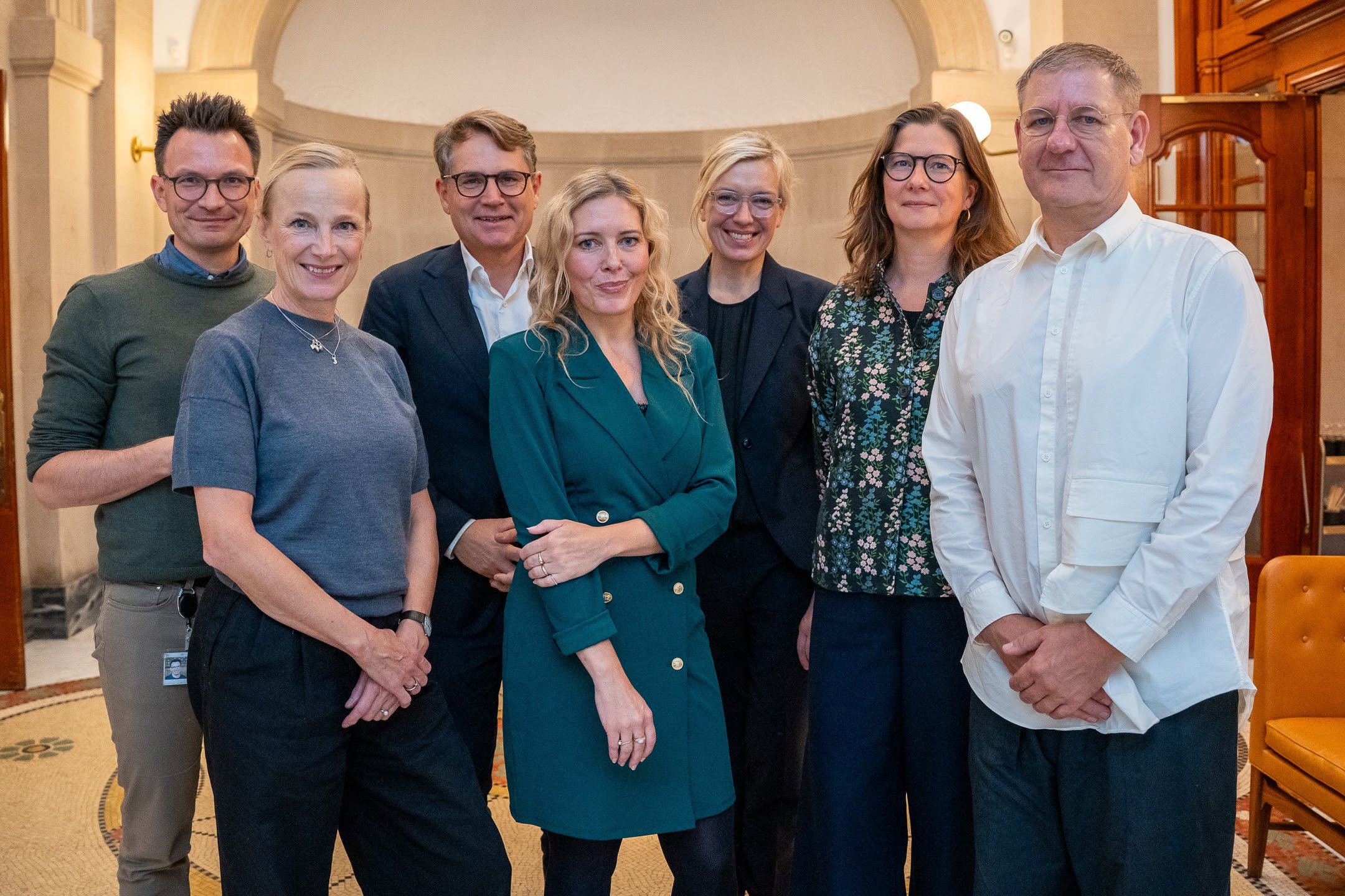 Styregruppen set fra venstre: Lars Daugaard Jepsen, Ulla Tofte, Brian Mikkelsen, Tanya Lindkvist, Mette Tony, Astrid la Cour og billedkunstner Henrik Penge Jakobsen. Foto: Dansk Erhverv