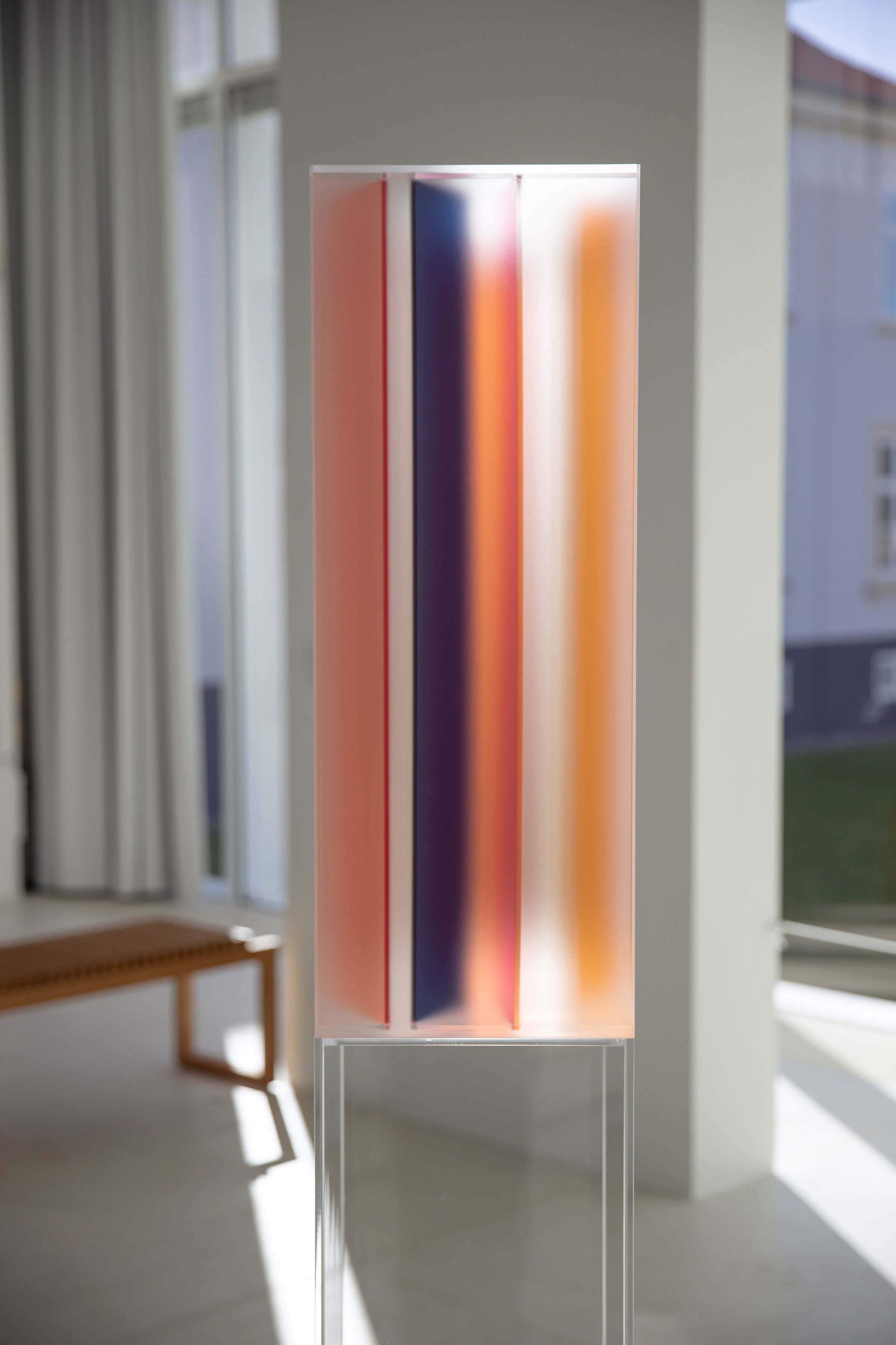 Christina Augustesen: <i>Daylight Instruments: Pink, Orange, Dark Blue</i>, 2025. Foto: Marie Bentzon / Galleri Lene Bilgrav