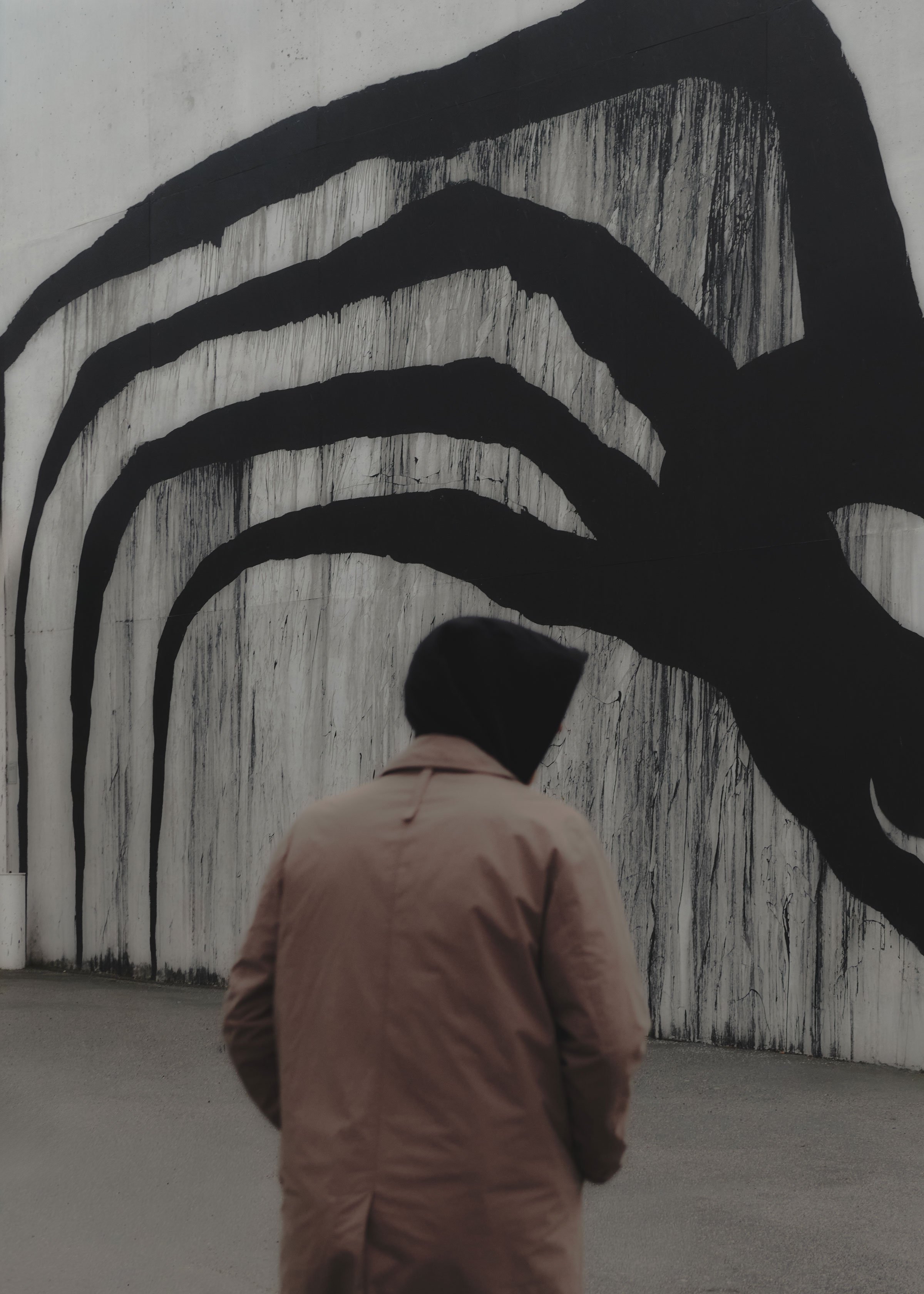 Frederik Næblerød foran væg på ARKEN. Foto: Armin Tehrani