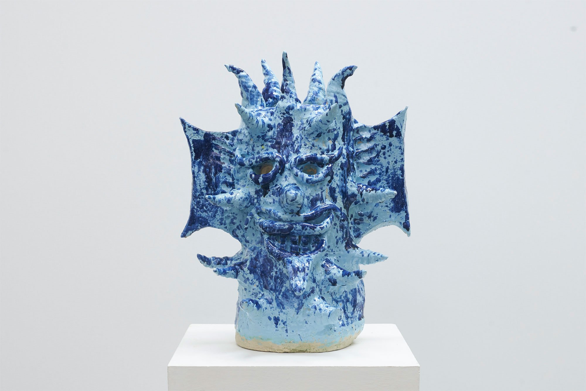 Frederik Næblerød: <i>Identity II</i>, 2025. Glazed stoneware 55 x 46 x 34 cm. Foto: Alice Folker Gallery