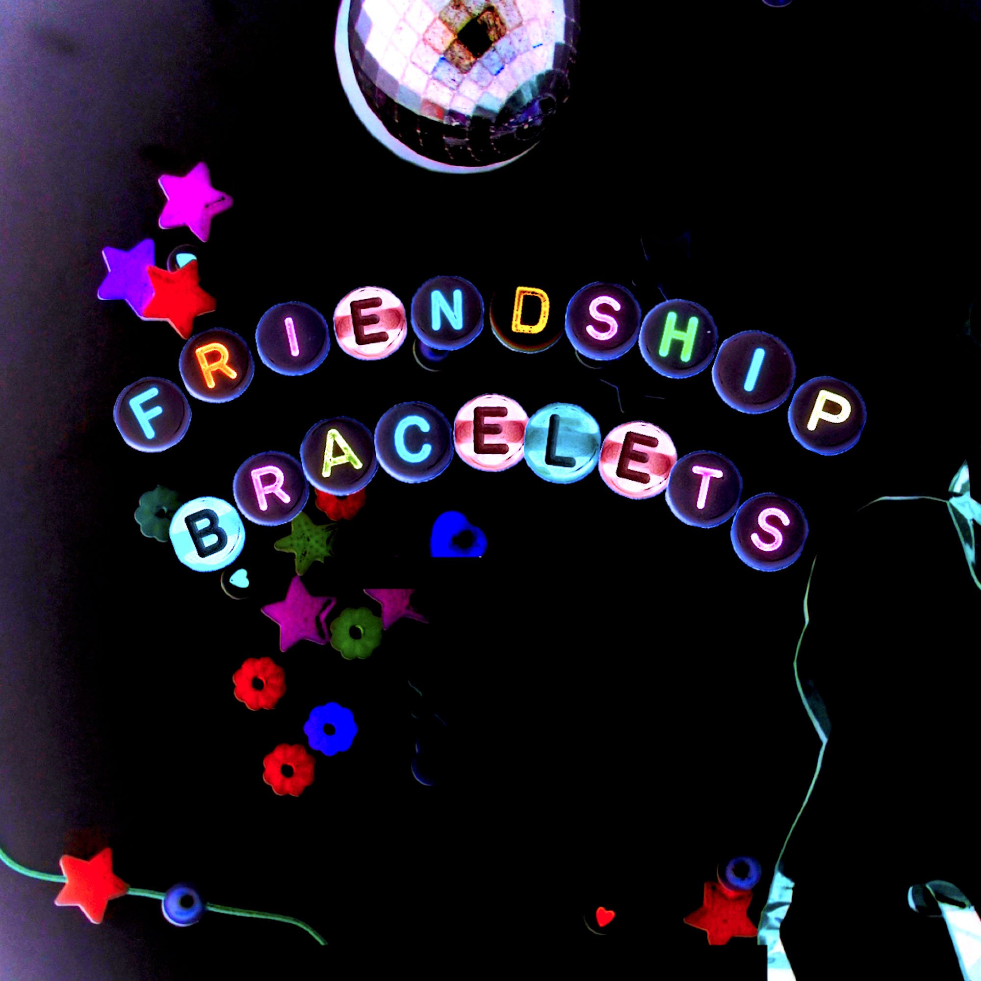 <i>FRIENDSHIP BRACELETS</i>. Foto: FLUK