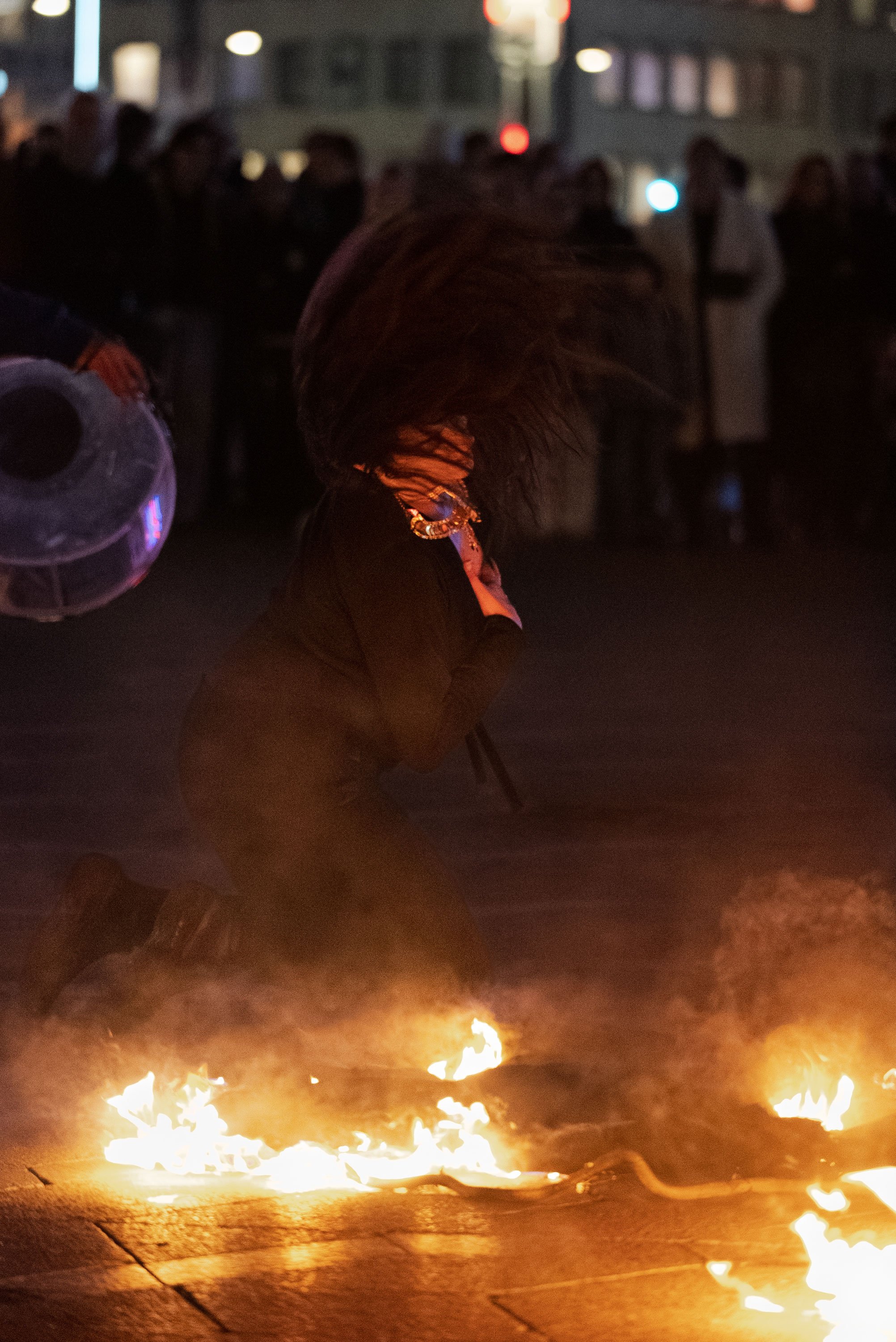 Performance af Lina Hashim på Rådhuspladsen i København i forbindelse med åbning af udstillingen <i>Ornaments of Silenced</i>. Foto: Christian Brems