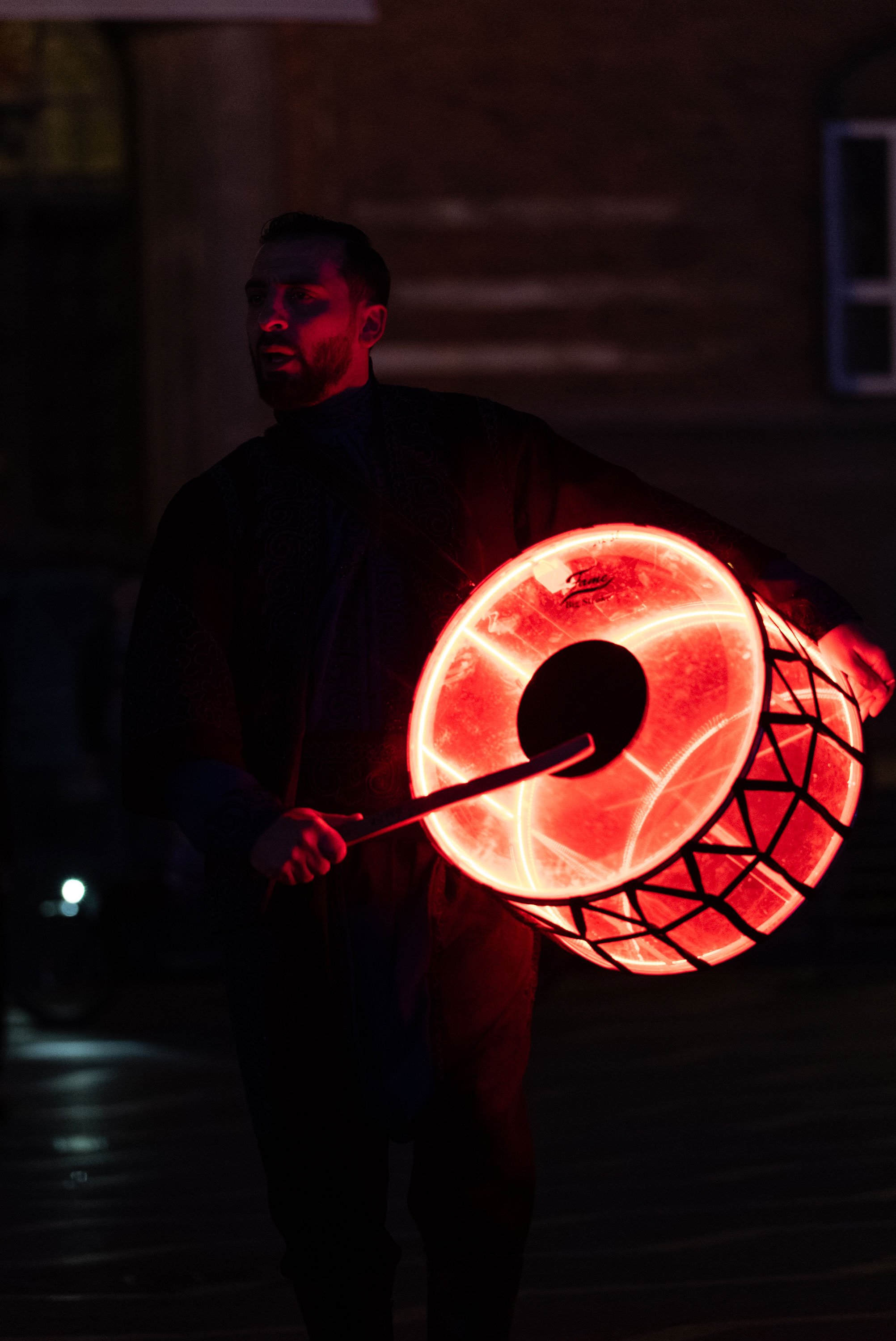 Performance af Lina Hashim på Rådhuspladsen i København i forbindelse med åbning af udstillingen <i>Ornaments of Silenced</i>. Foto: Christian Brems