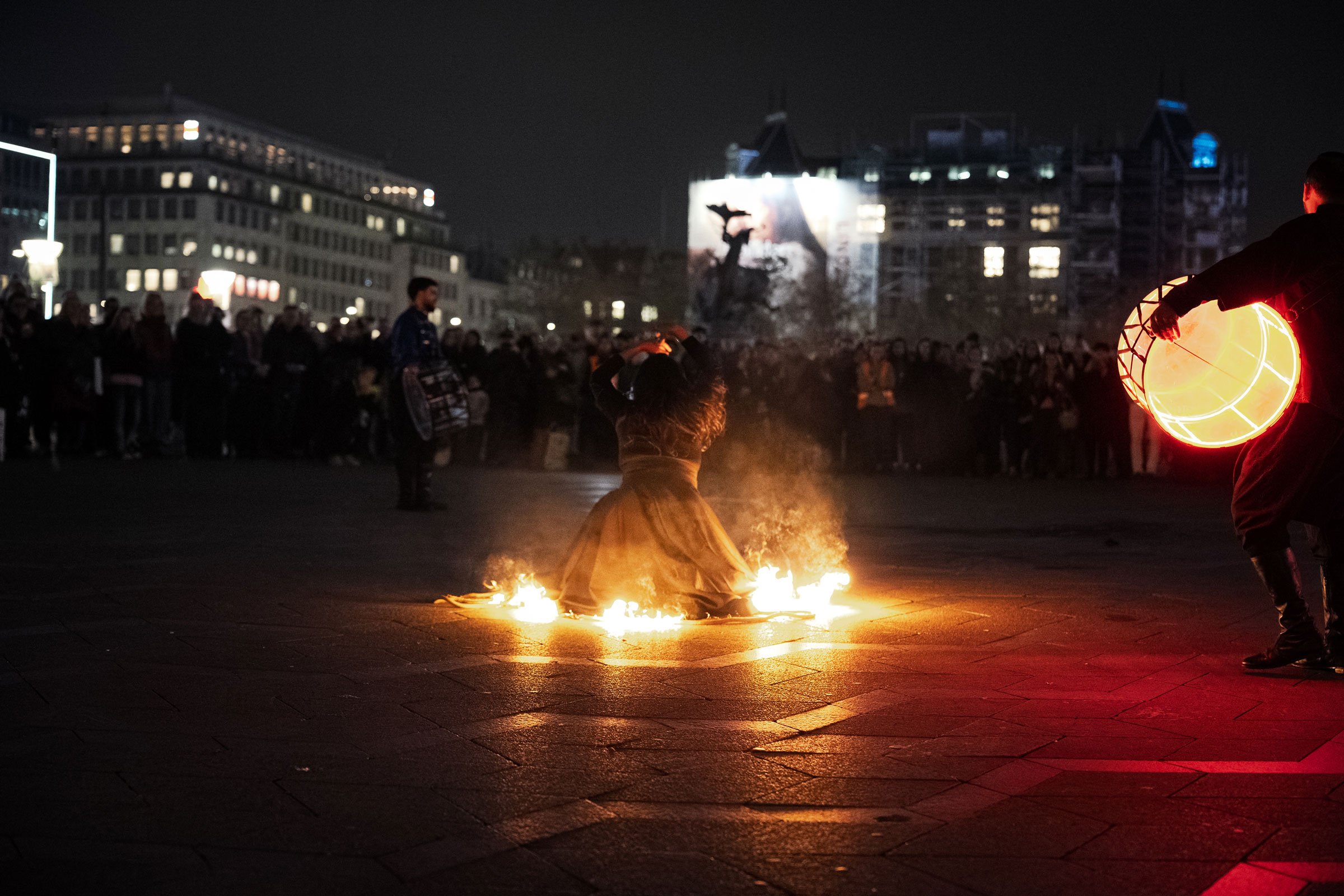 Performance af Lina Hashim på Rådhuspladsen i København i forbindelse med åbning af udstillingen <i>Ornaments of Silenced</i> i Politikens Forhal. Foto: Christian Brems
