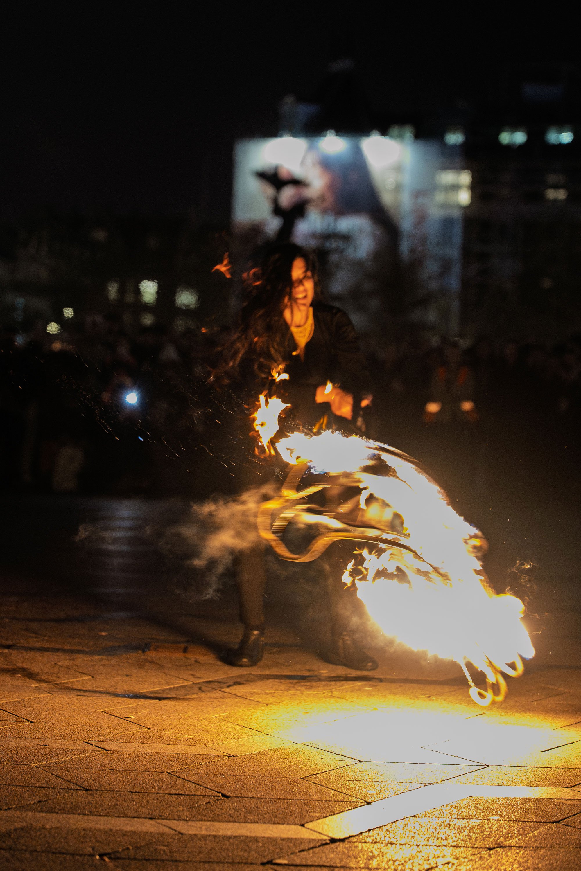 Performance af Lina Hashim på Rådhuspladsen i København i forbindelse med åbning af udstillingen <i>Ornaments of Silenced</i>. Foto: Christian Brems