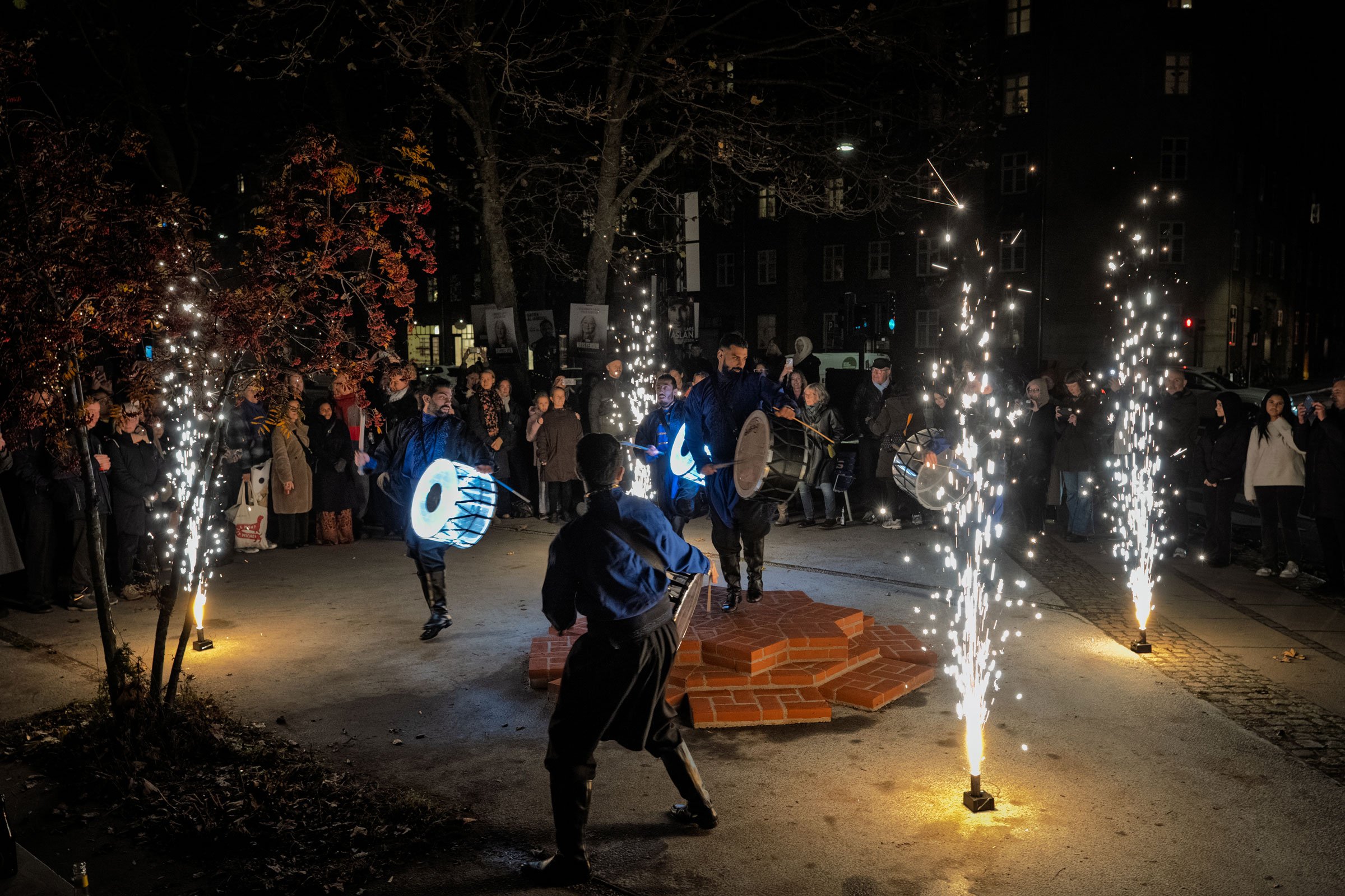 Performance af Lina Hashim på Borups Allé i forbindelse med åbning af udstillingen <i>Ornaments of Silenced</i> i Politikens Forhal. Foto: Christian Brems