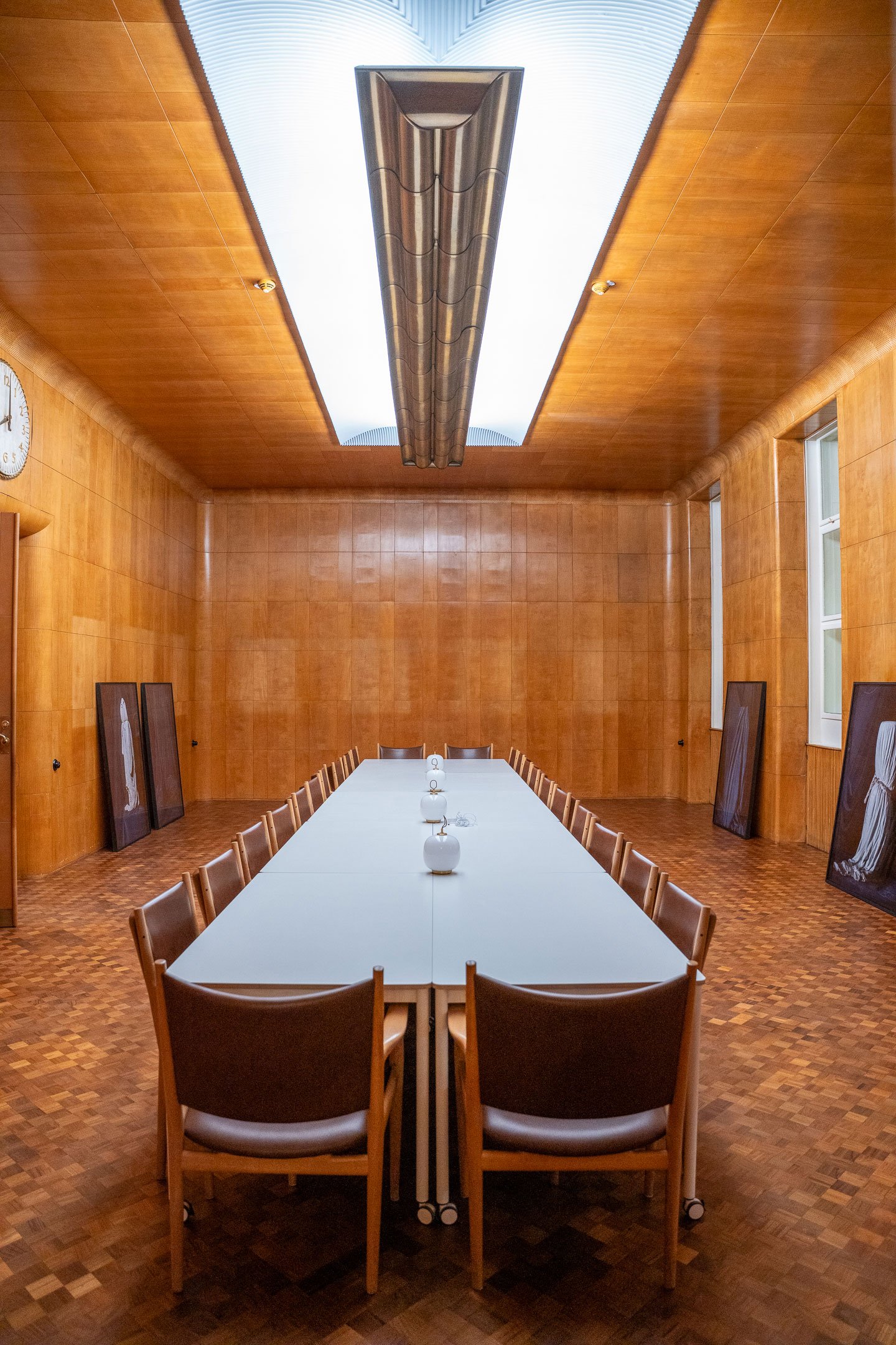 Komitésalen med Valerie Collart My Eyes Coldly Stuffed With Silk (Blue) (2017). Foto: Dansk Erhverv.