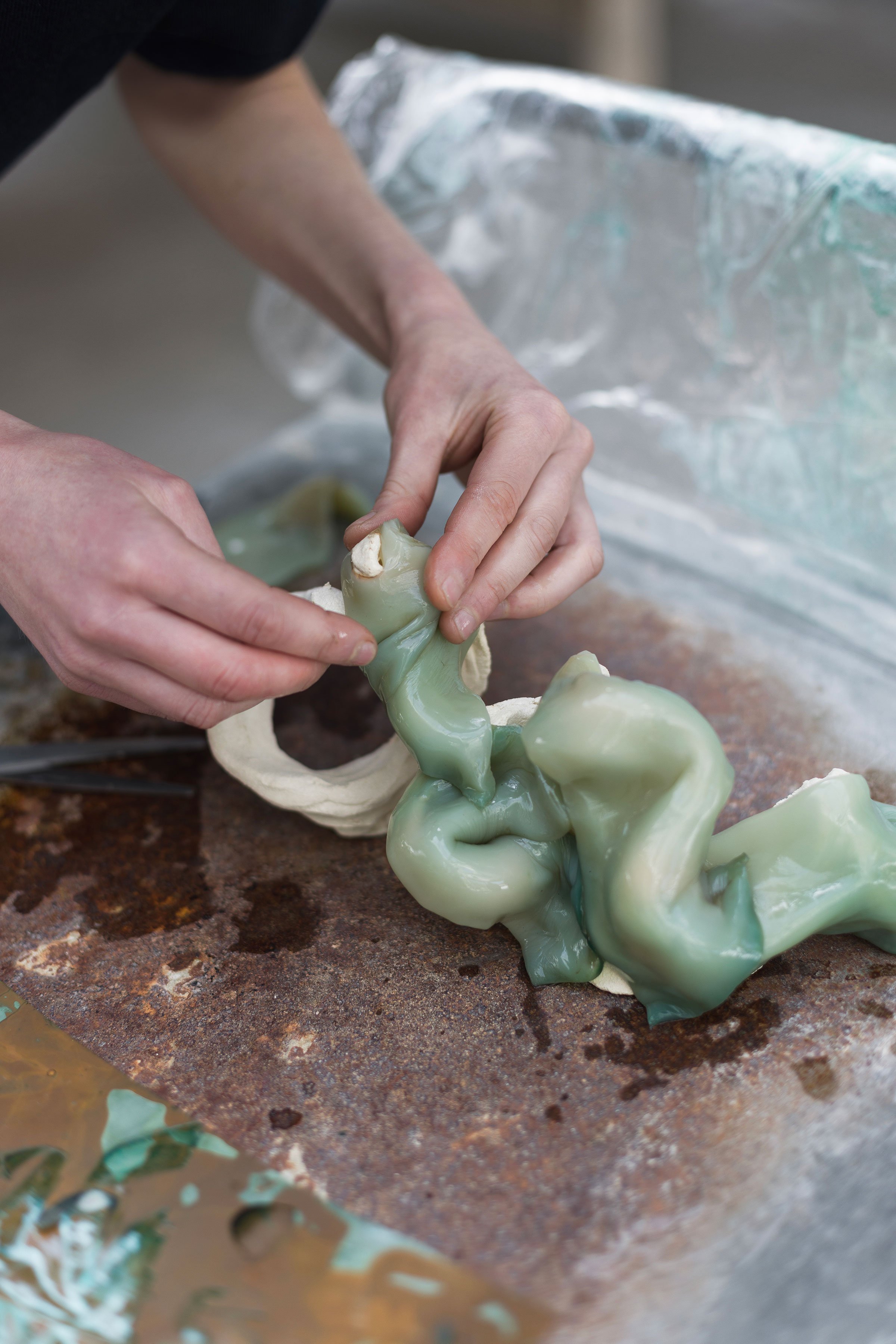 I værkstedet med Anne Søgaard Frandsen. Foto: I do art / Spinderihallerne.