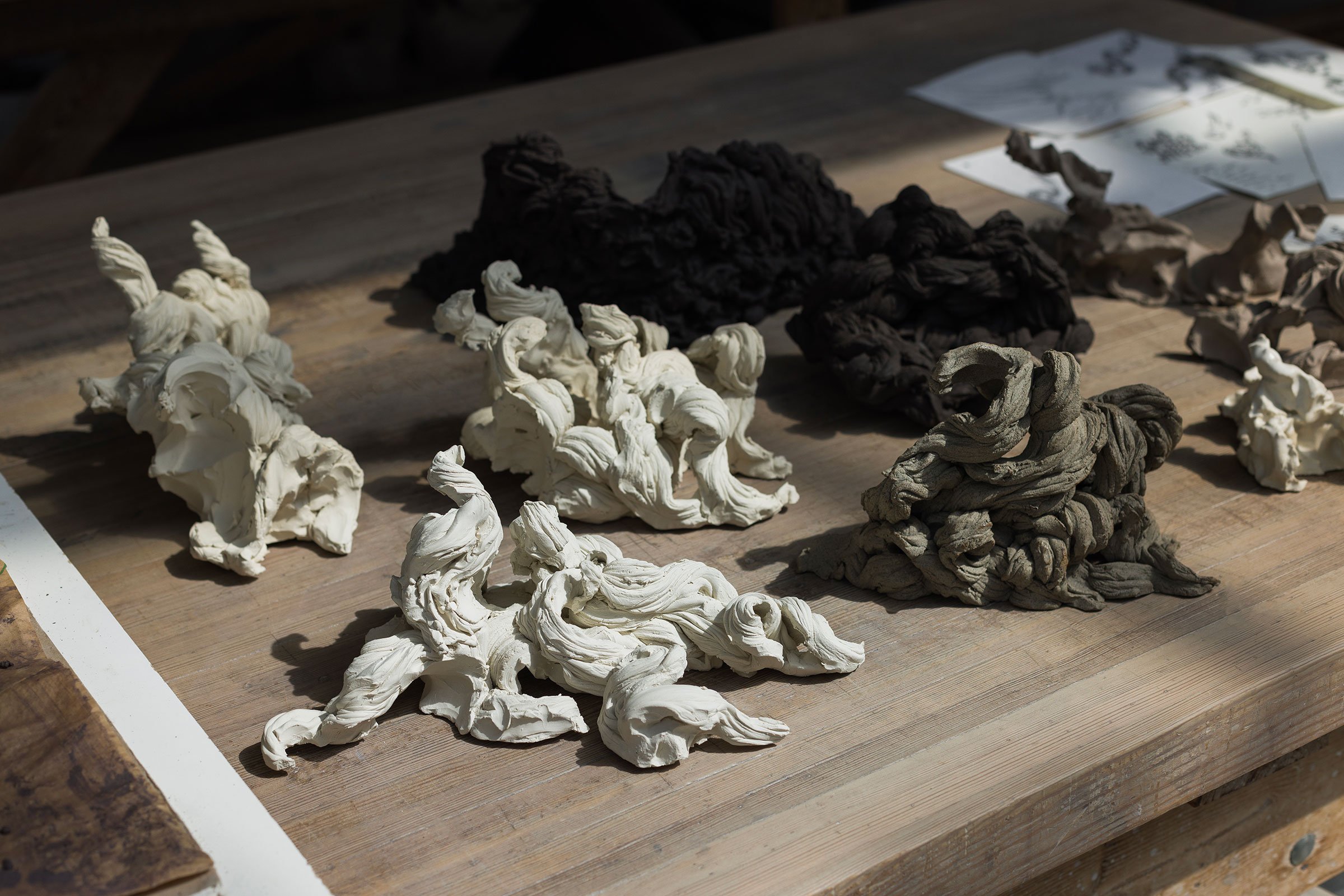 Keramiske værker af Anne Søgaard Frandsen. Foto: I do art / Spinderihallerne.