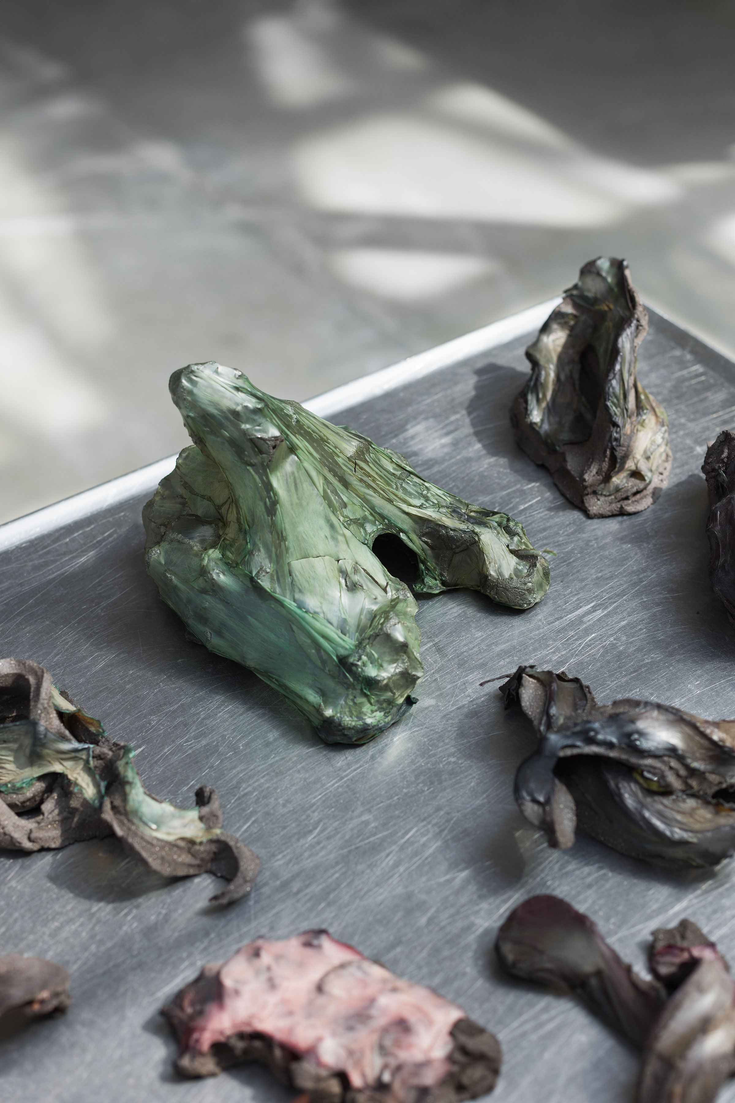 Keramiske værker af Anne Søgaard Frandsen. Foto: I do art / Spinderihallerne.