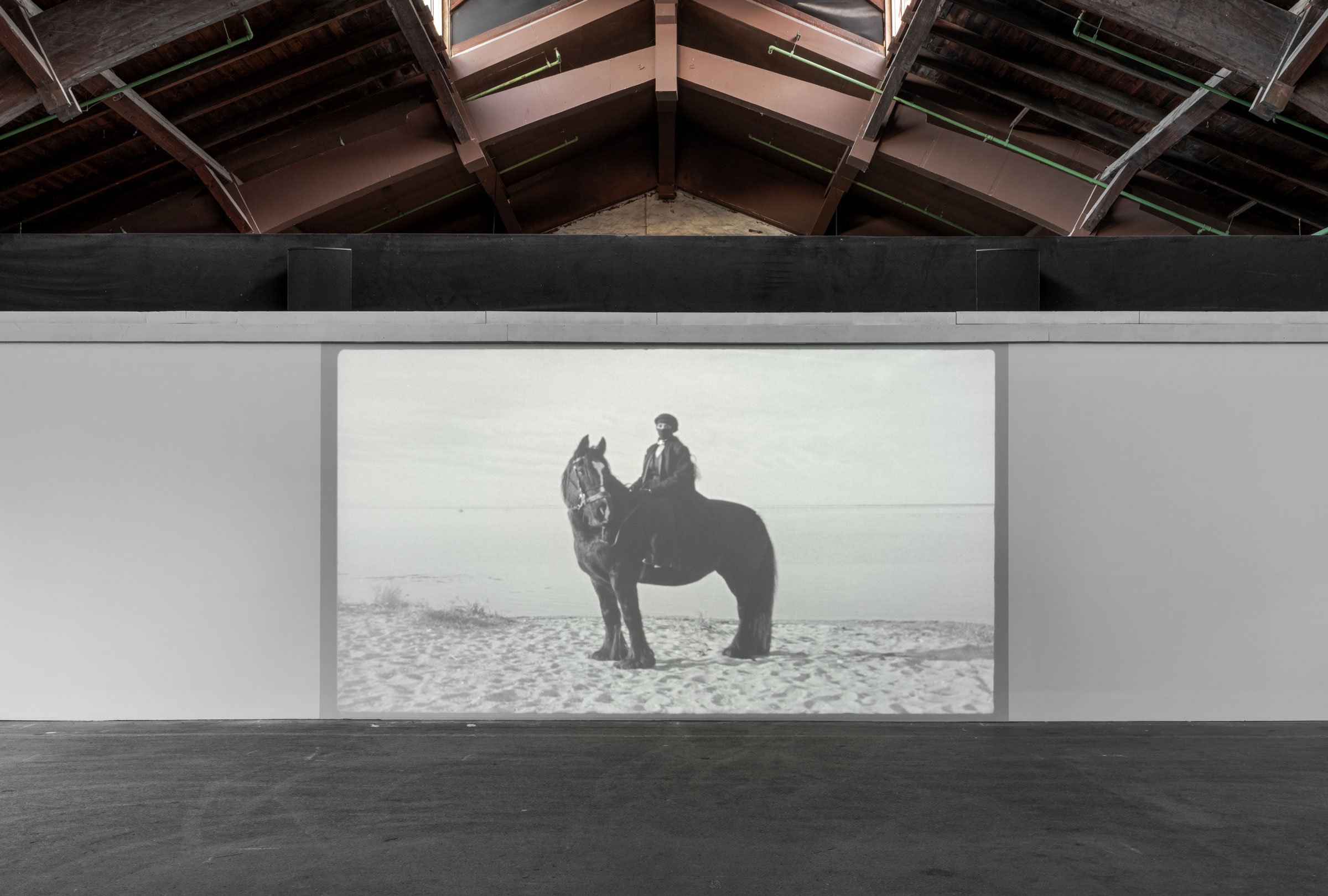 Eliyah Mesayer: <i>ALL RISE</i>, Godsbanen, 2025. Foto: David Stjernholm