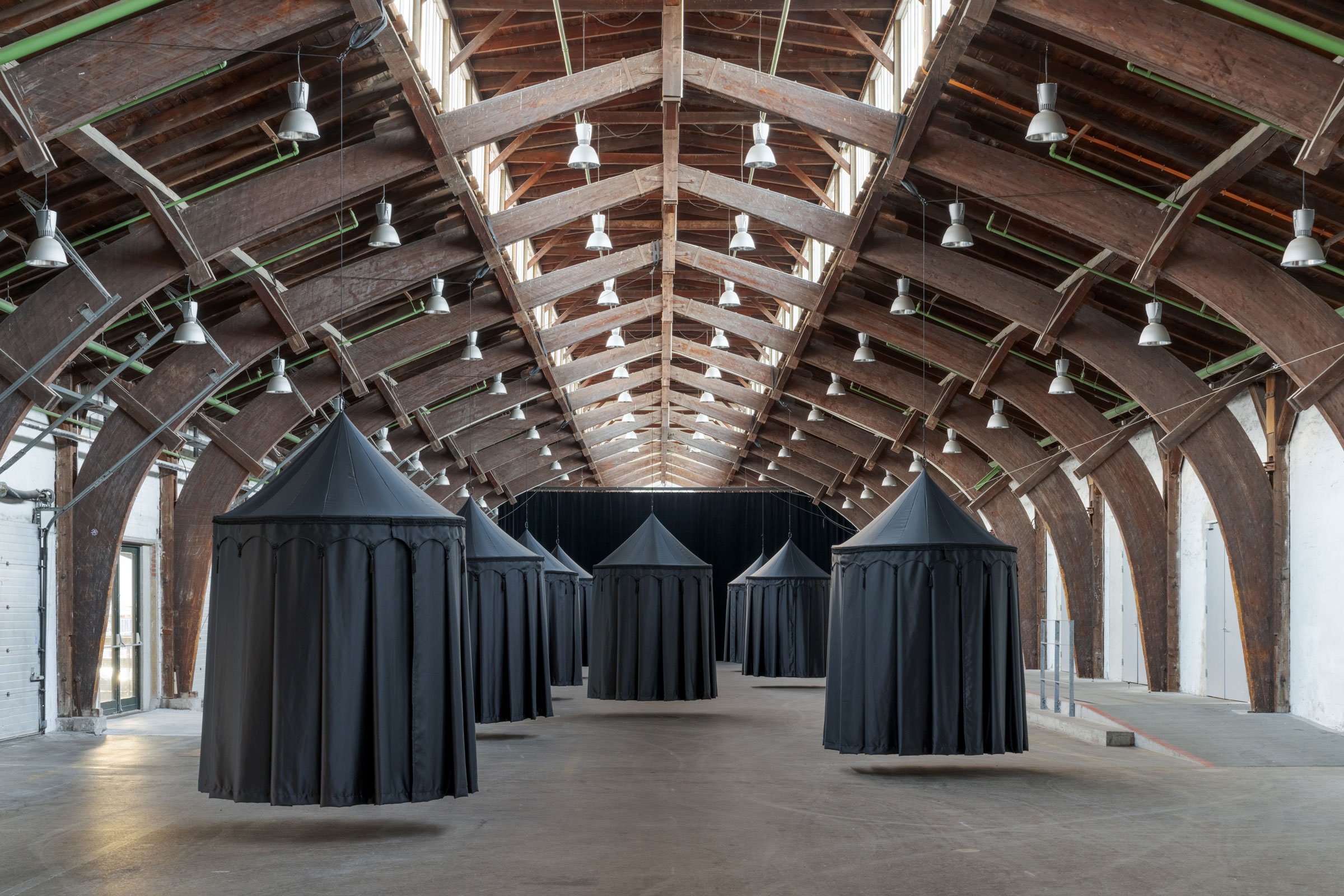 Eliyah Mesayer: <i>ALL RISE</i>, Godsbanen, 2025. Foto: David Stjernholm