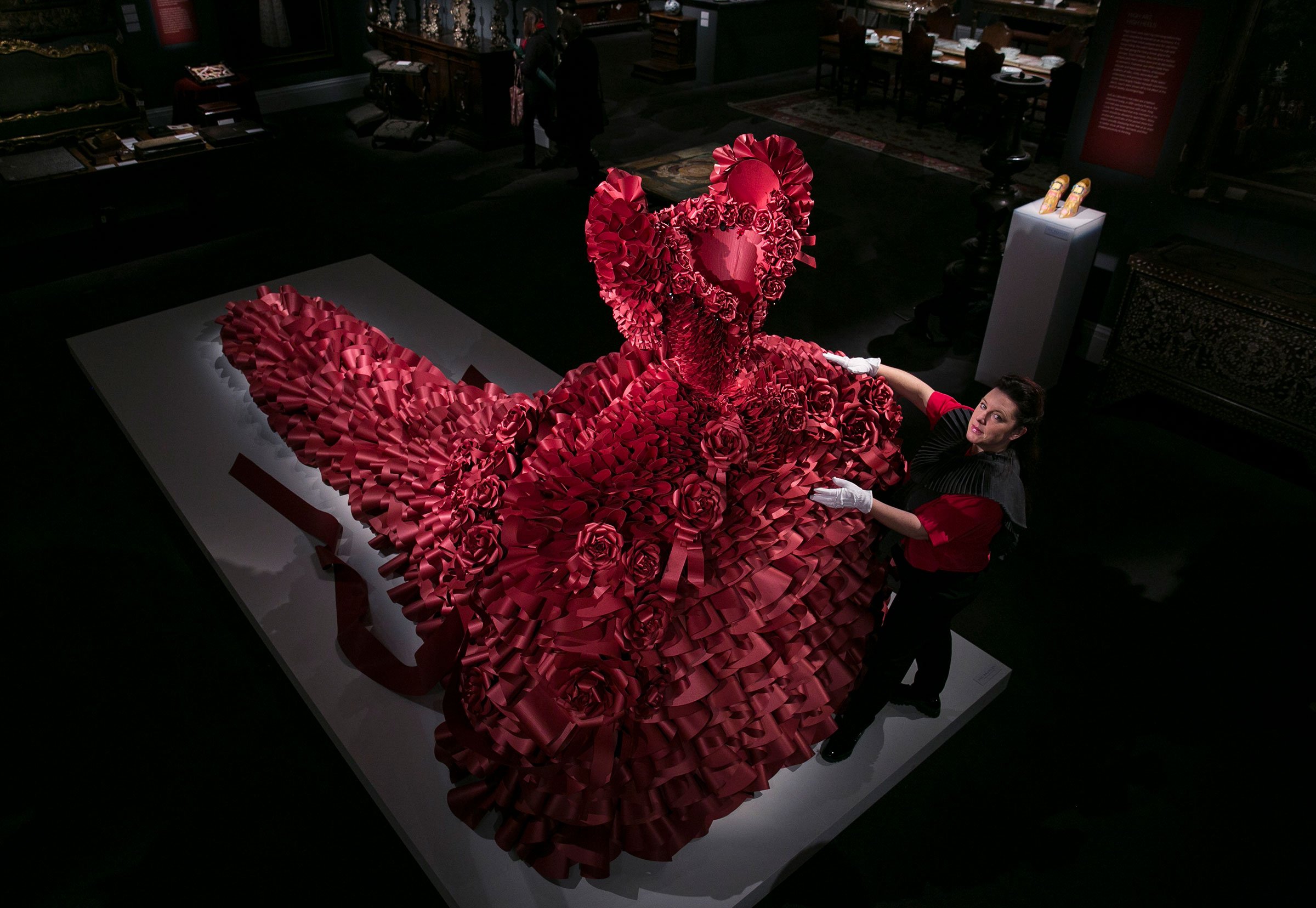 Zoe Bradley: <i>Red Ruffle Rose Dress</i>. Foto: Sothebys / Museum for Papirkunst.
