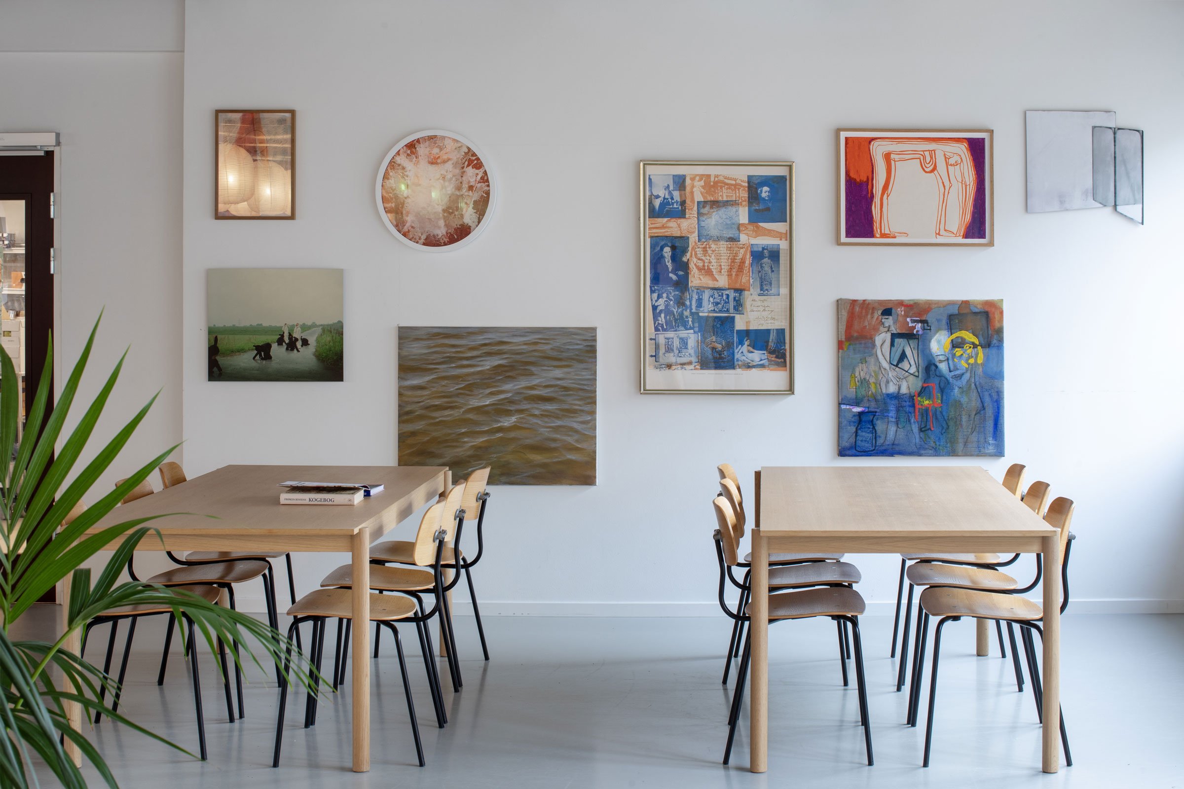 Til dagligt kan kommunens kunstværkerne findes på kommunale arbejdspladser og instutioner. Som her i Café B på Jobcenter København. Foto: Karina Tengberg