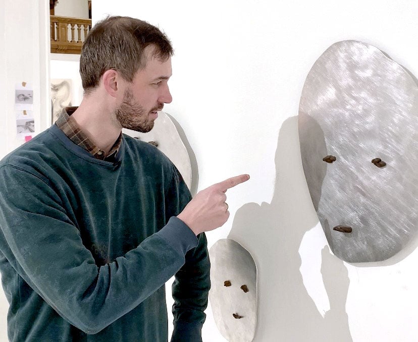 Kulturborgmester Christopher Røhl peger på værkerne <i>Shitface 1-3</i>. Foto: Kultur, Fritids- og Borgerserviceforvaltningen