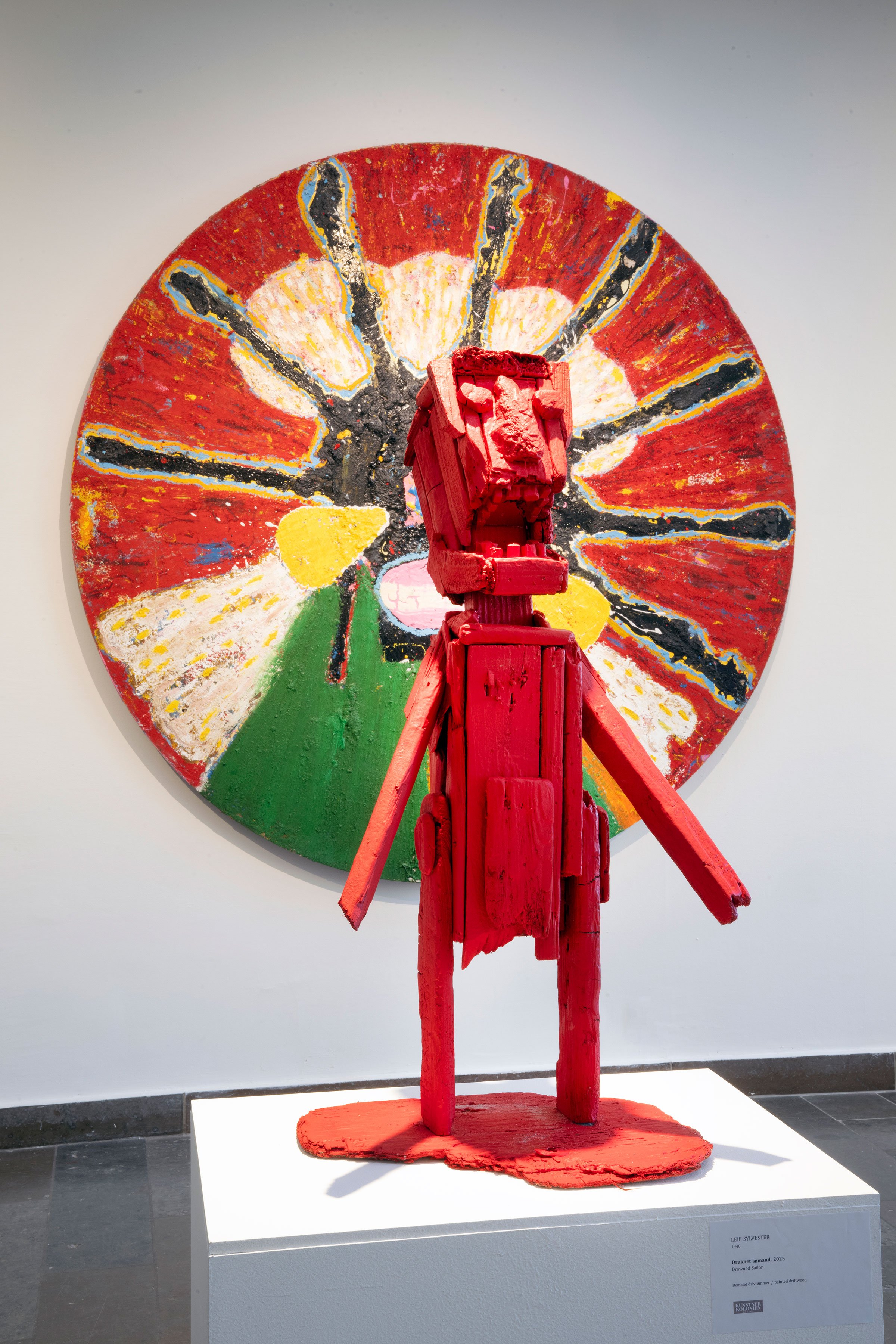 Leif Sylvester: Druknet sømand (Et råb om hjælp) + Jack Kabangu: Red sun / rød sol. Foto: Torben E. Meyer.