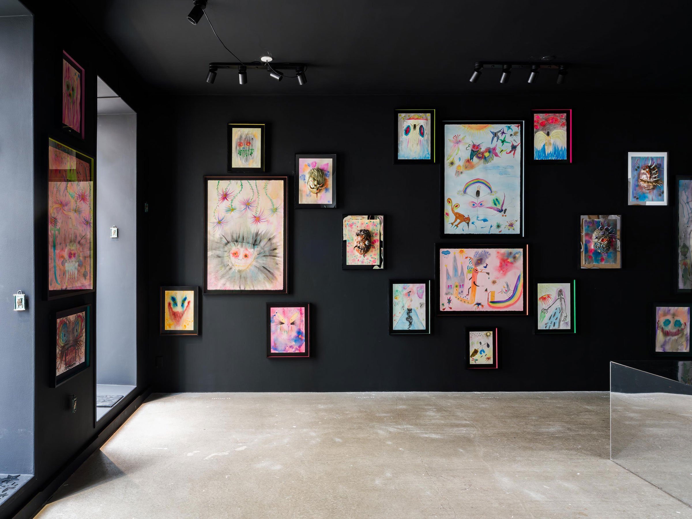 Installationsview fra udstillingen AKRYLLA. Foto: Andreas Bastiansen / Skitsehandlen.